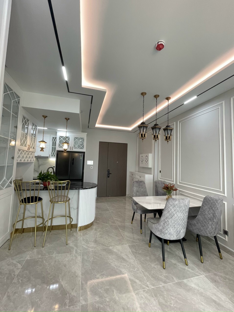 Cần bán căn hộ cao cấp Midtown The Peak. Diện tích: 80m, 2 phòng ngủ, lầu cao, view thoáng. Nhà mới thiết kế, nội thất cao cấp. Giá chỉ 7,850 tỷ. Quý khách xem nhà liên hệ: hotline Ngọc Thư ( zalo, viber) - 2548