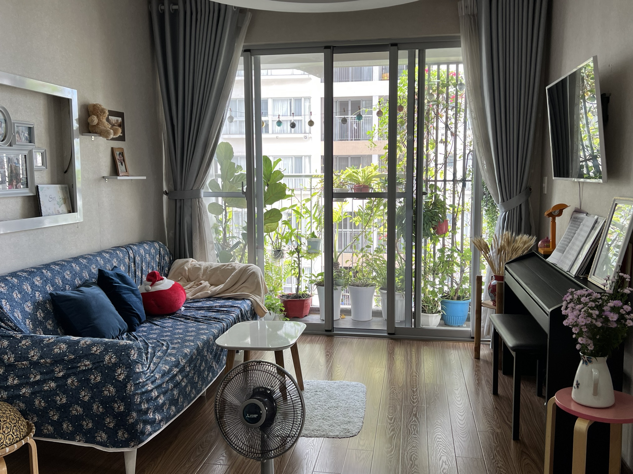 Cần bán căn hộ Scenic Valley, phú mỹ hưng, quận 7. Diện tích : 77m, 2 phòng ngủ, 2 wc. Nội thất đầy đủ, view hồ bán nguyệt, sổ hồng cầm tay. Giá chỉ: 5 tỷ. Quý khách xem nhà liên hệ: hotline Ngọc Thư ( zalo, viber )