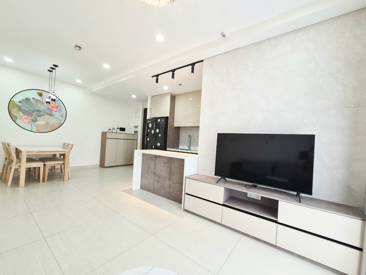 Cần bán căn hộ cao cấp Urban Hill Phú Mỹ Hưng. Diện tích : 78.6 m, 2 phòng ngủ, nội thất cao cấp, nhà đang cho thuê dài hạn. Giá chỉ: 6  tỷ. Quý khách xem nhà liên hệ: hotline Ngọc Thư ( zalo, viber)