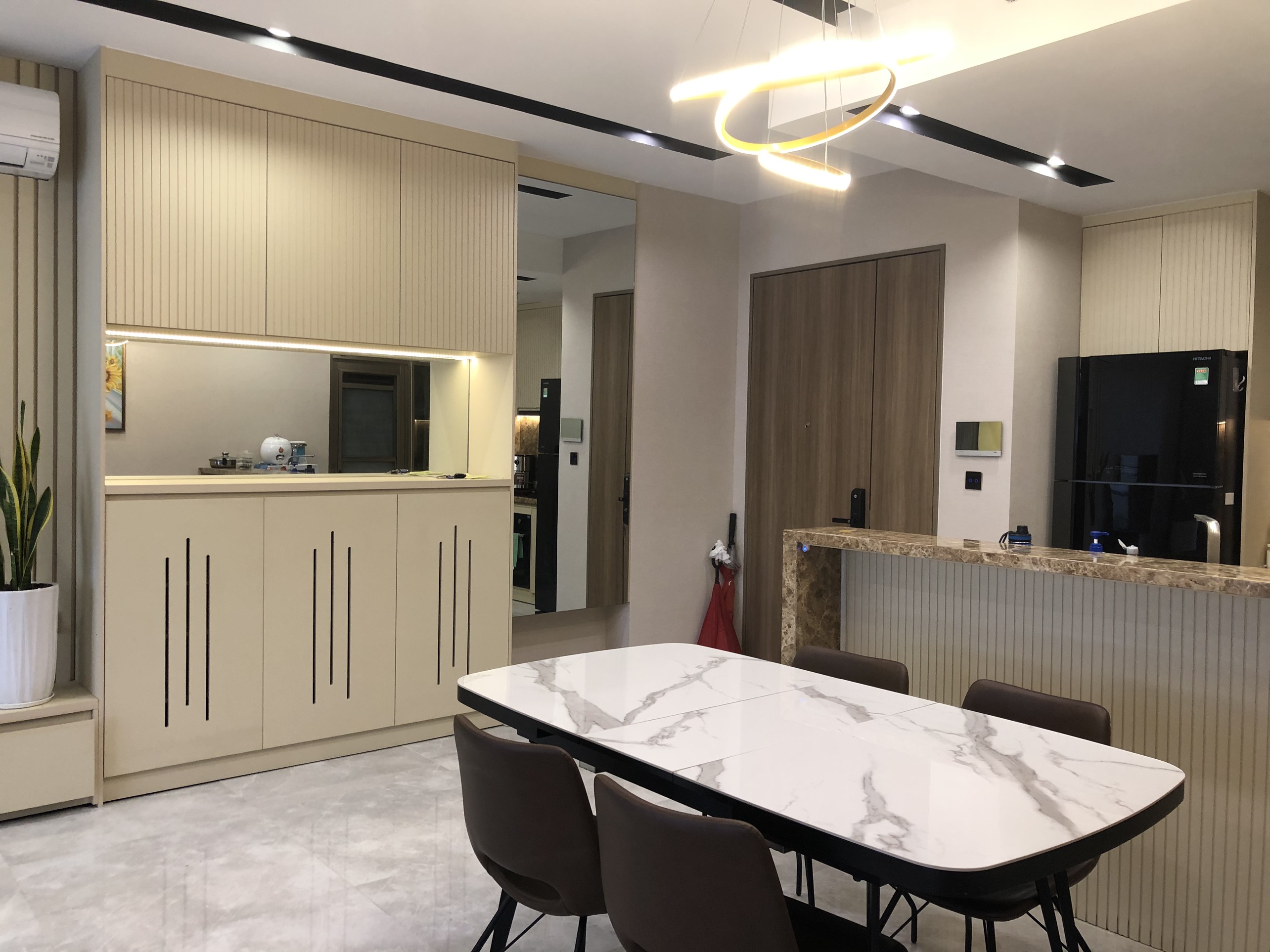 Cho thuê căn hộ cao cấp Mitdtown The Peak Phú Mỹ Hưng . Diện tịch: 86m, 2 phòng ngủ, nội thất siêu cao cấp, Giá chỉ: 25 triệu/ tháng. Anh chị xem nhà liên hệ: hotline Ngọc Thư - 2577