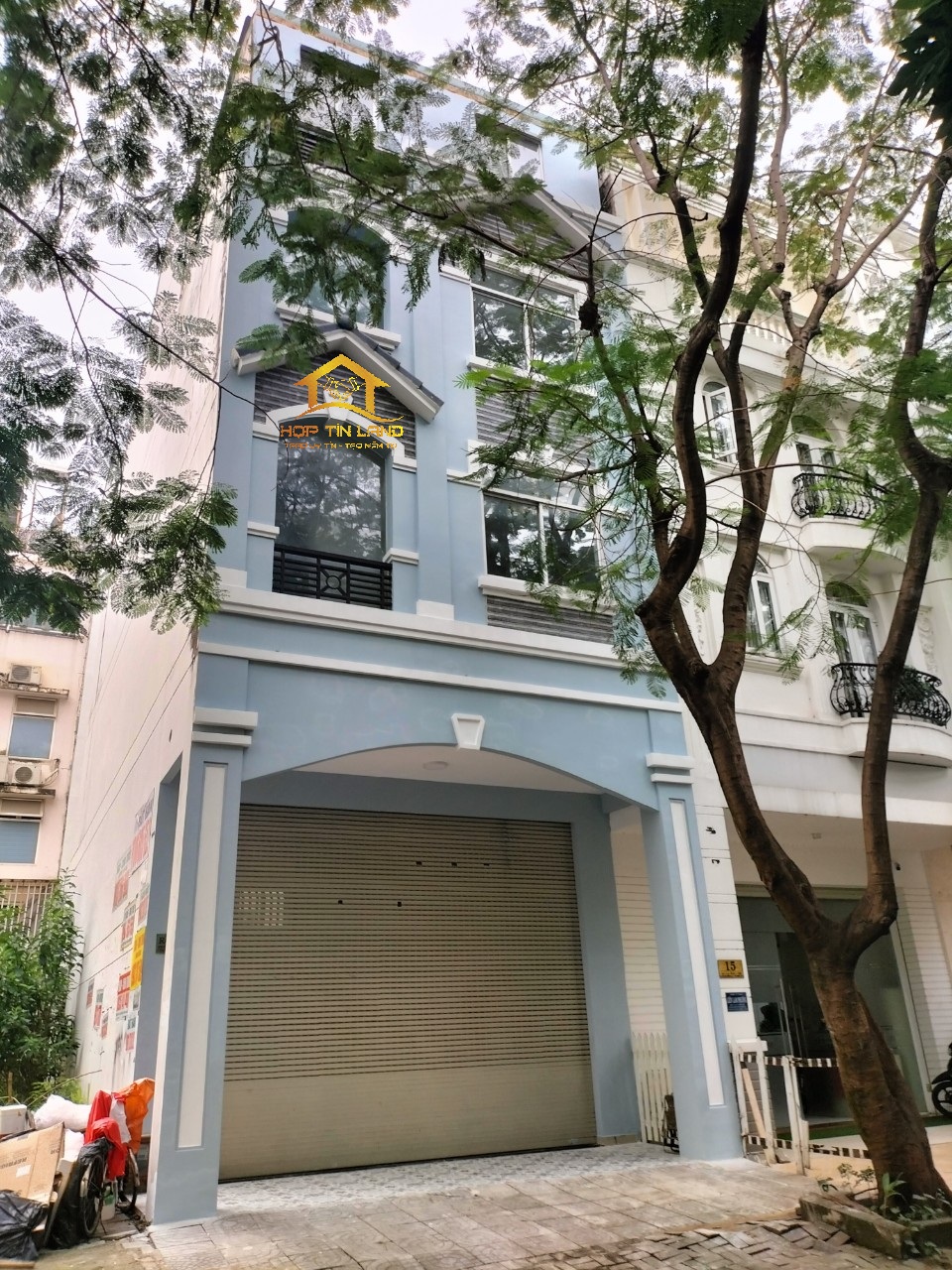Cho thuê nhà phố  Hưng Gia 1 , Phú Mỹ Hưng DT:111m2, 1 trệt,lững ,2 lầu, nội thất cơ bản. Giá 1.800$ thuận tiện kình doanh,Vui lòng liên hệ: hotline /Zalo/Viber