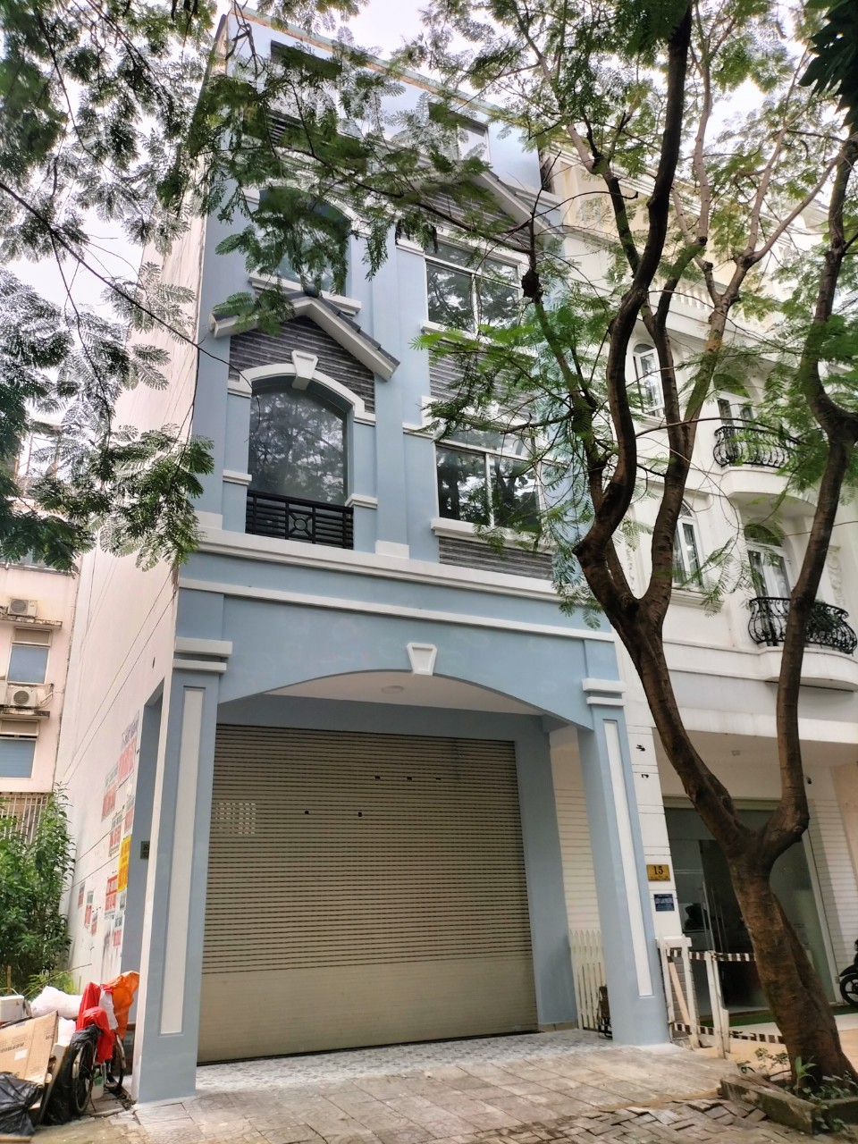 Cho thuê nhà phố kinh doanh Hưng Gia Hưng Phước, Phú Mỹ Hưng. Diện tích: 6x18,5m. Trệt, lửng, 3 lầu. Nội thất cơ bản, nhà mới sơn sửa. Thích hợp kinh doanh, văn phòng. Giá chỉ: 45 triêu/ tháng. Quý khách có nhu cầu xem nhà liên hệ: hotline Ngọc Thư