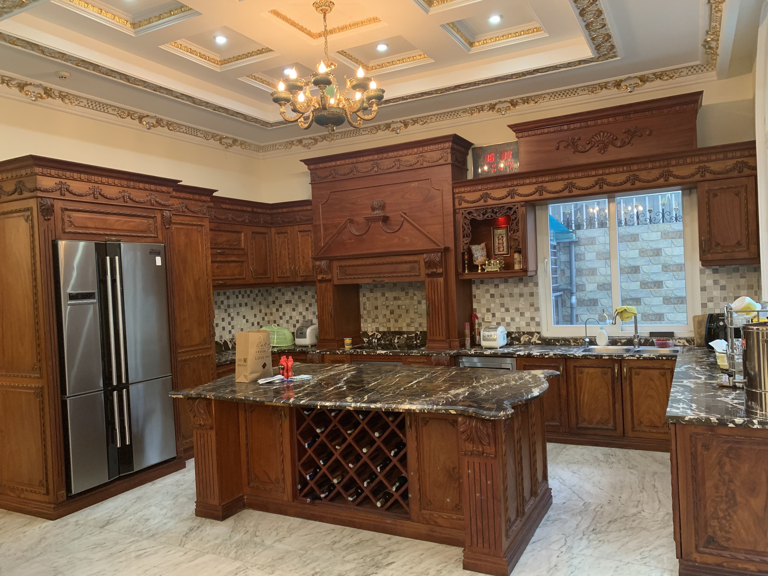 Cho thuê biệt thự đơn lập Nam Thiên, Phú Mỹ Hưng. Diện tích: 320m, 6 phòng ngủ, có hầm xe, thang máy, sân vườn, nội thất cao cấp. Giá chỉ: 119 triêu/ tháng. Quý khách xem nhà liên hệ: hotline Ngọc Thư - 2687