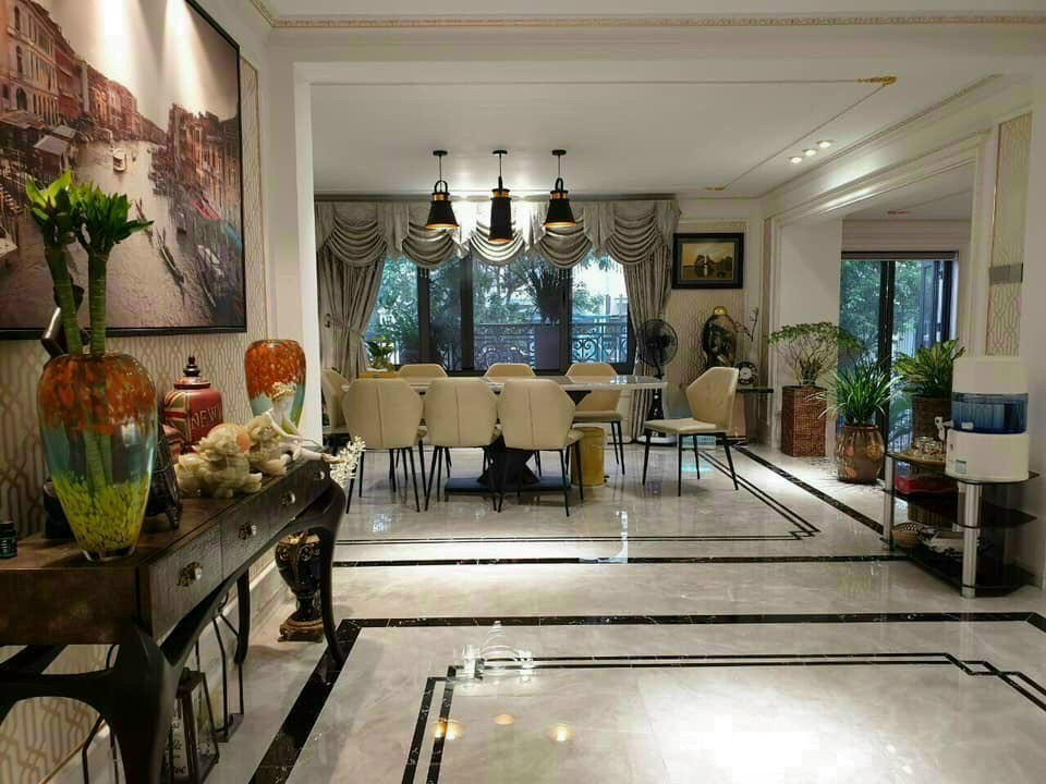 Cho thuê biệt thự đơn lập Nam Thông, Phú Mỹ Hưng. Diện tích: 19x18m, 5 phòng ngủ, phòng karaok, phòng thờ, sân vườn, hồ bơi, nội thất cao cấp. Giá chỉ: 100 triêu/ tháng. Quý khách xem nhà liên hệ: hotline Ngọc Thư - 2815