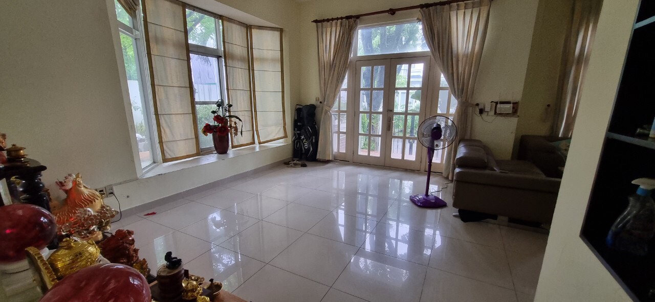 Cho Thuê Biệt Thự Tứ Lập Mỹ Phú 2 gần công viên,sát Chateau,nhà có nội thất mới sửa đẹp có thể dọn vào ở liền giá 50tr/tháng liên hệ xem nhà hotline - 2708