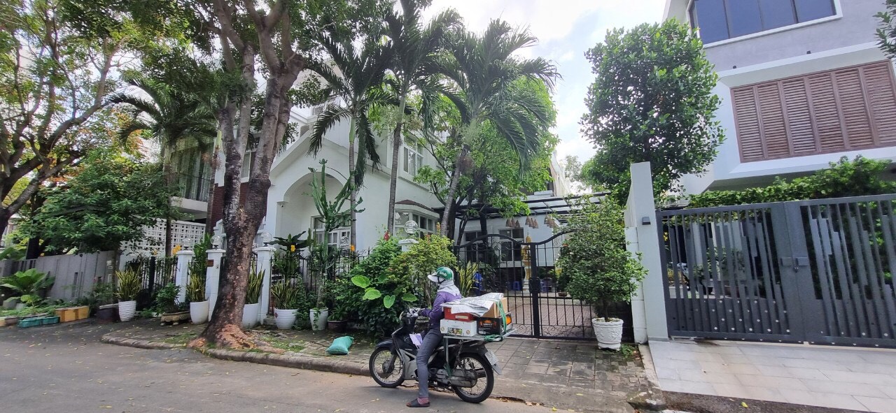 Cho Thuê Biệt Thự Tứ Lập Mỹ Phú 2 gần công viên,sát Chateau,nhà có nội thất mới sửa đẹp có thể dọn vào ở liền giá 50tr/tháng liên hệ xem nhà hotline