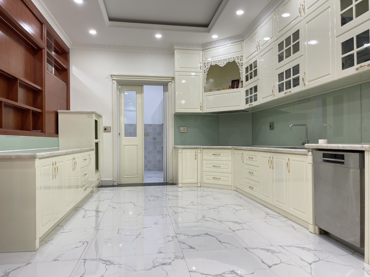 Cho thuê biệt thự tứ lập Mỹ Phú . Diện tích: 16x16m, 5 phòng ngủ, nội thất cơ bản cao cấp. sân vườn rộng, giá chỉ: 60 triệu/ tháng. Quý khách xem nhà liên hệ: hotline Ngọc Thư - 2720