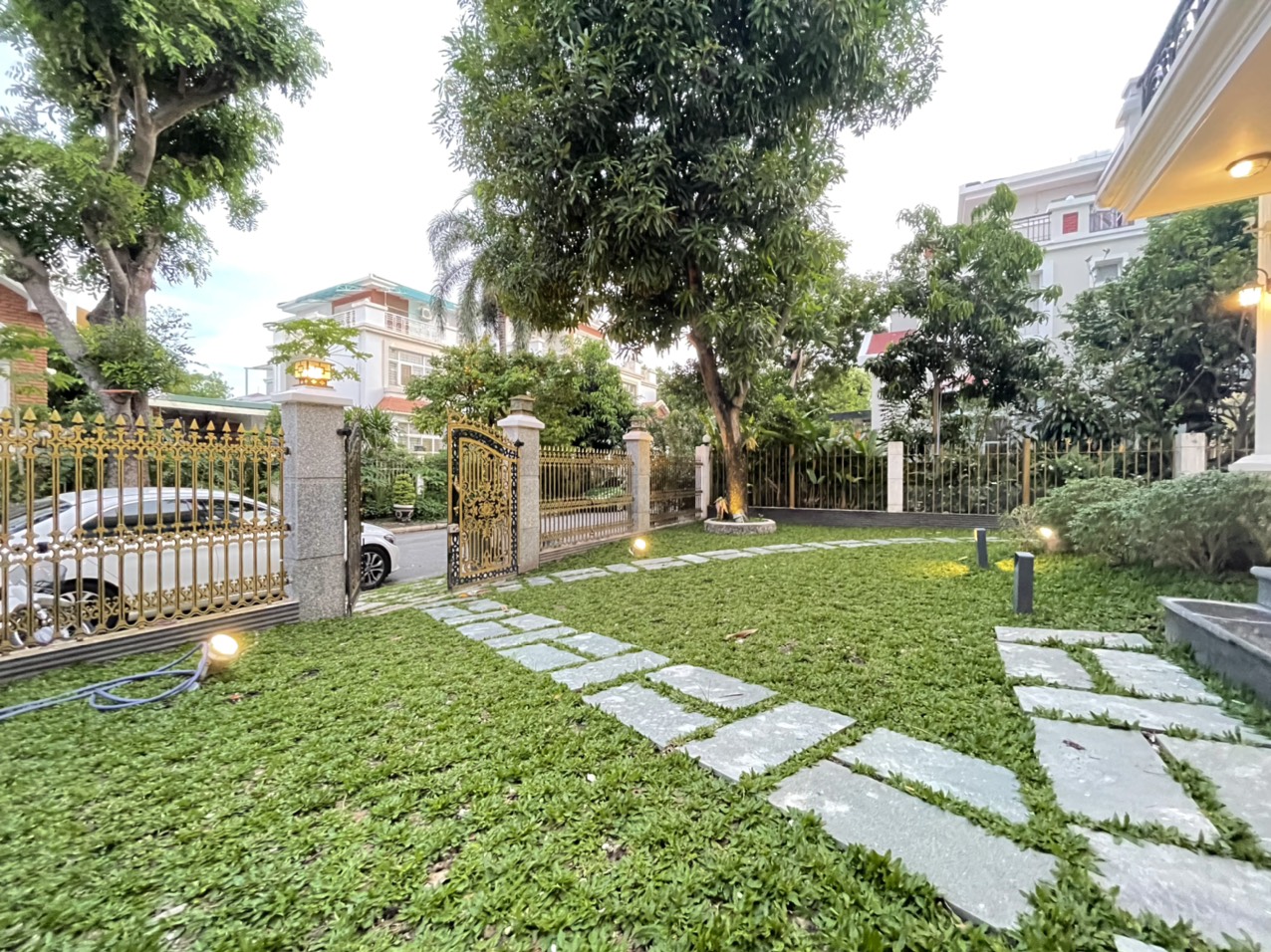 Cho thuê biệt thự tứ lập Mỹ Phú . Diện tích: 16x16m, 5 phòng ngủ, nội thất cơ bản cao cấp. sân vườn rộng, giá chỉ: 60 triệu/ tháng. Quý khách xem nhà liên hệ: hotline Ngọc Thư - 2718
