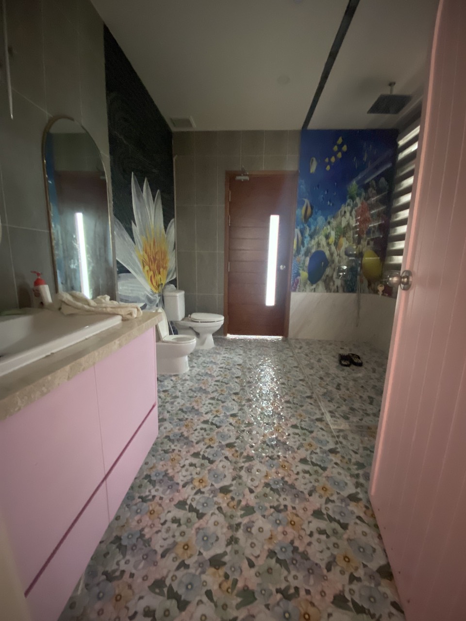 Cho thuê căn gốc nhà phố vườn Nam Thông, Phú Mỹ Hưng. Diện tích 12x18m, 4 phòng ngủ, 5wc, nội thất dính tường, nhà trống, có hồ bơi, sân vườn. Giá chỉ: 60 triệu/ tháng. Quý khách xem nhà liên hệ: hotline Ngọc Thư - 2811