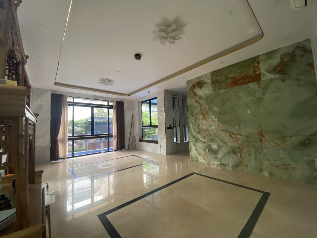 Cho thuê căn gốc nhà phố vườn Nam Thông, Phú Mỹ Hưng. Diện tích 12x18m, 4 phòng ngủ, 5wc, nội thất dính tường, nhà trống, có hồ bơi, sân vườn. Giá chỉ: 60 triệu/ tháng. Quý khách xem nhà liên hệ: hotline Ngọc Thư - 2808