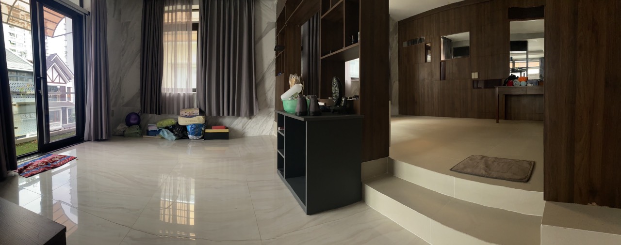 Cho thuê căn gốc nhà phố vườn Nam Thông, Phú Mỹ Hưng. Diện tích 12x18m, 4 phòng ngủ, 5wc, nội thất dính tường, nhà trống, có hồ bơi, sân vườn. Giá chỉ: 60 triệu/ tháng. Quý khách xem nhà liên hệ: hotline Ngọc Thư - 2810