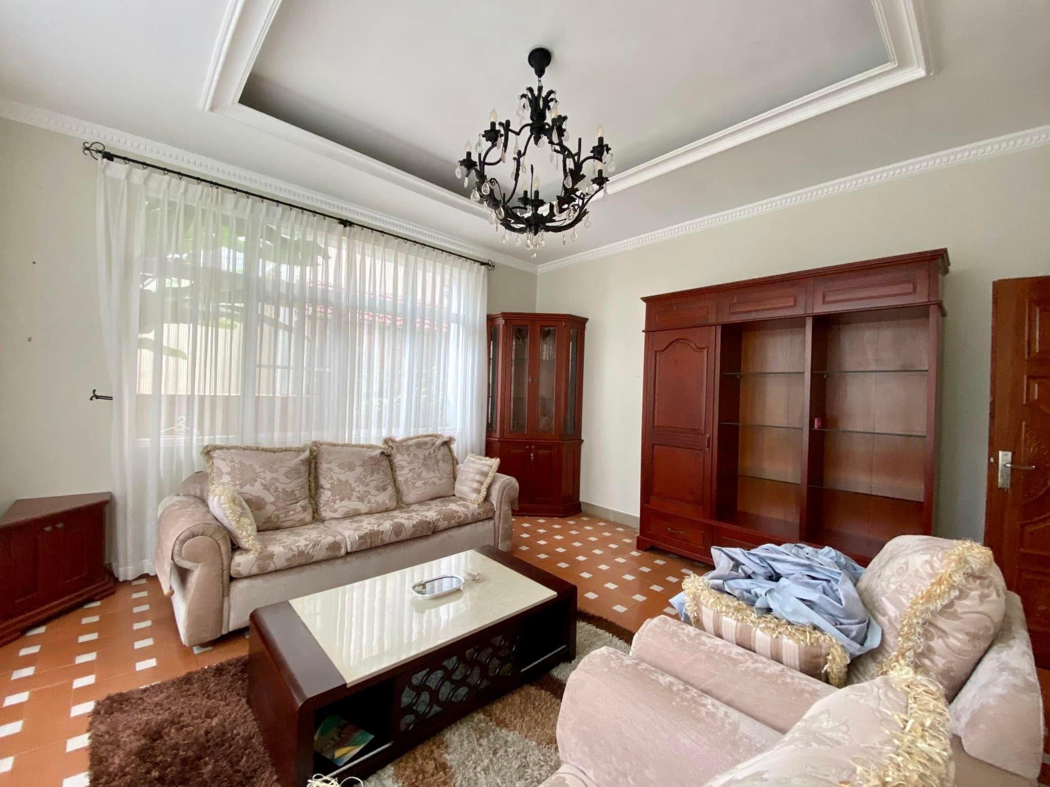 Cho thuê biệt thự tứ lập Mỹ Gia. Diện tích: 262m ( 15x17,5) m. Nhà PMH xây 1 trệt, 2 lầu, nội thất cơ bản. Giá chỉ: 65 triêu/ tháng. Quý khách xem nhà liên hệ: hotline Ngọc Thư - 2740