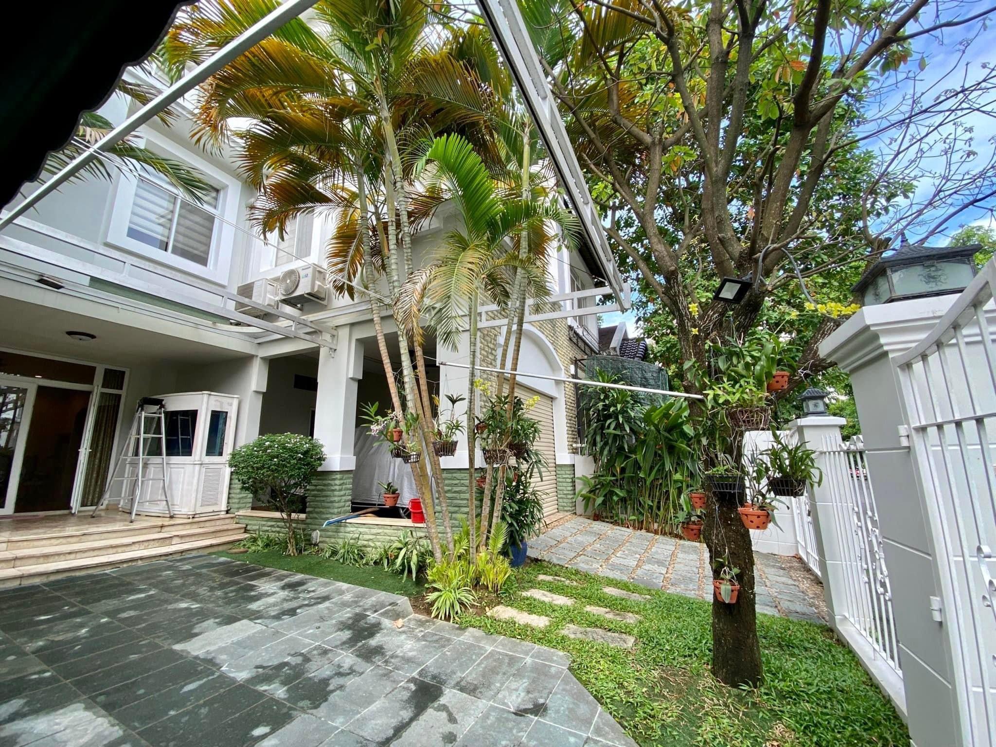 Cho thuê biệt thự tứ lập Mỹ Gia. Diện tích: 262m ( 15x17,5) m. Nhà PMH xây 1 trệt, 2 lầu, nội thất cơ bản. Giá chỉ: 65 triêu/ tháng. Quý khách xem nhà liên hệ: hotline Ngọc Thư - 2738