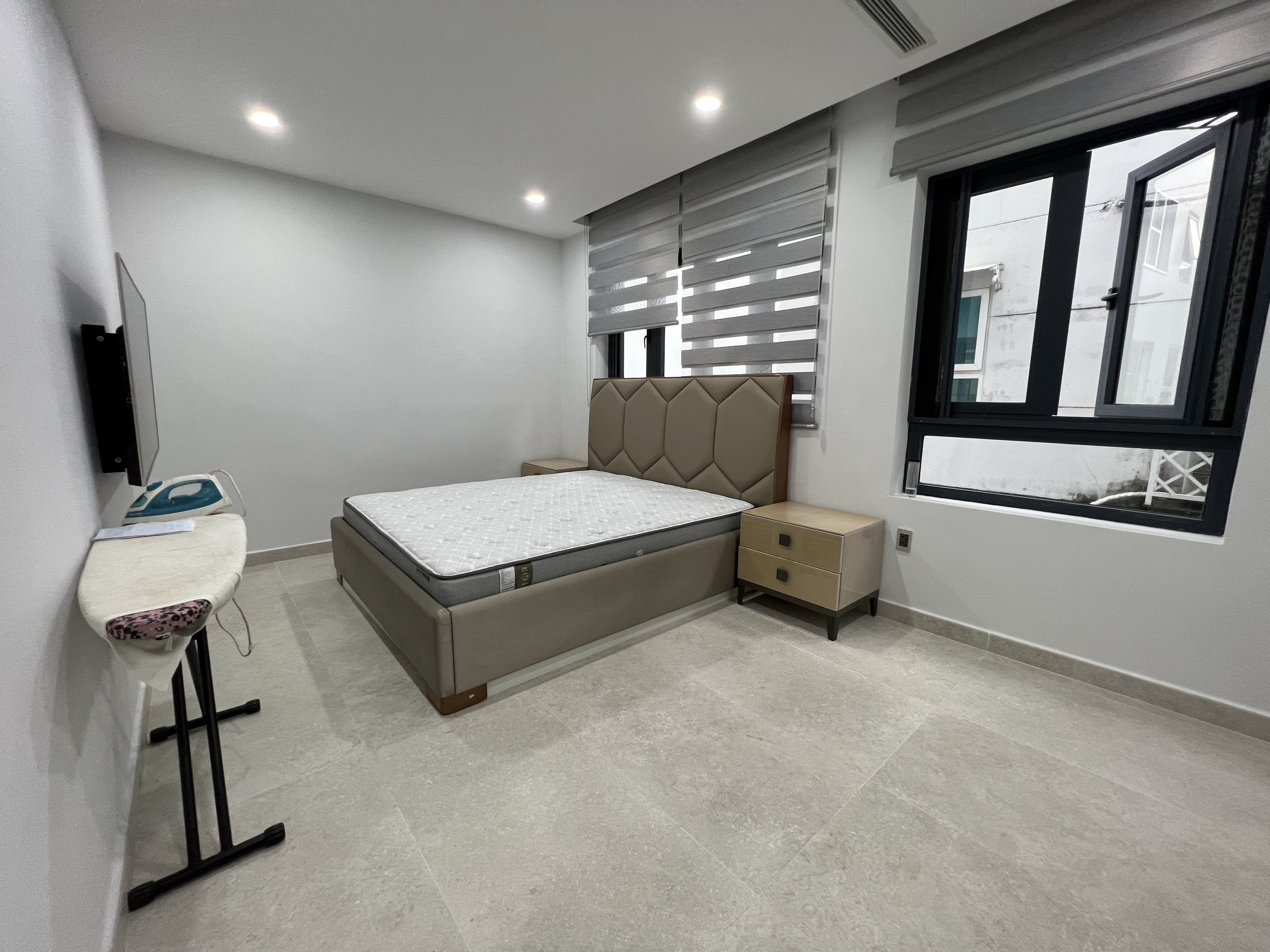 Cho thuê nhà phố vườn Nam Thông- Phú Mỹ Hưng. Diện tích: 8x18m, hầm, trệt, 2 lầu, 4 phòng ngủ. Nhà mới xây, nội thất đầy đủ, thang máy. Hướng Đông Nam, giá chỉ: 40 triêu/ tháng. Quý khách xem nhà liên hệ: hotline Ngọc Thư - 2749