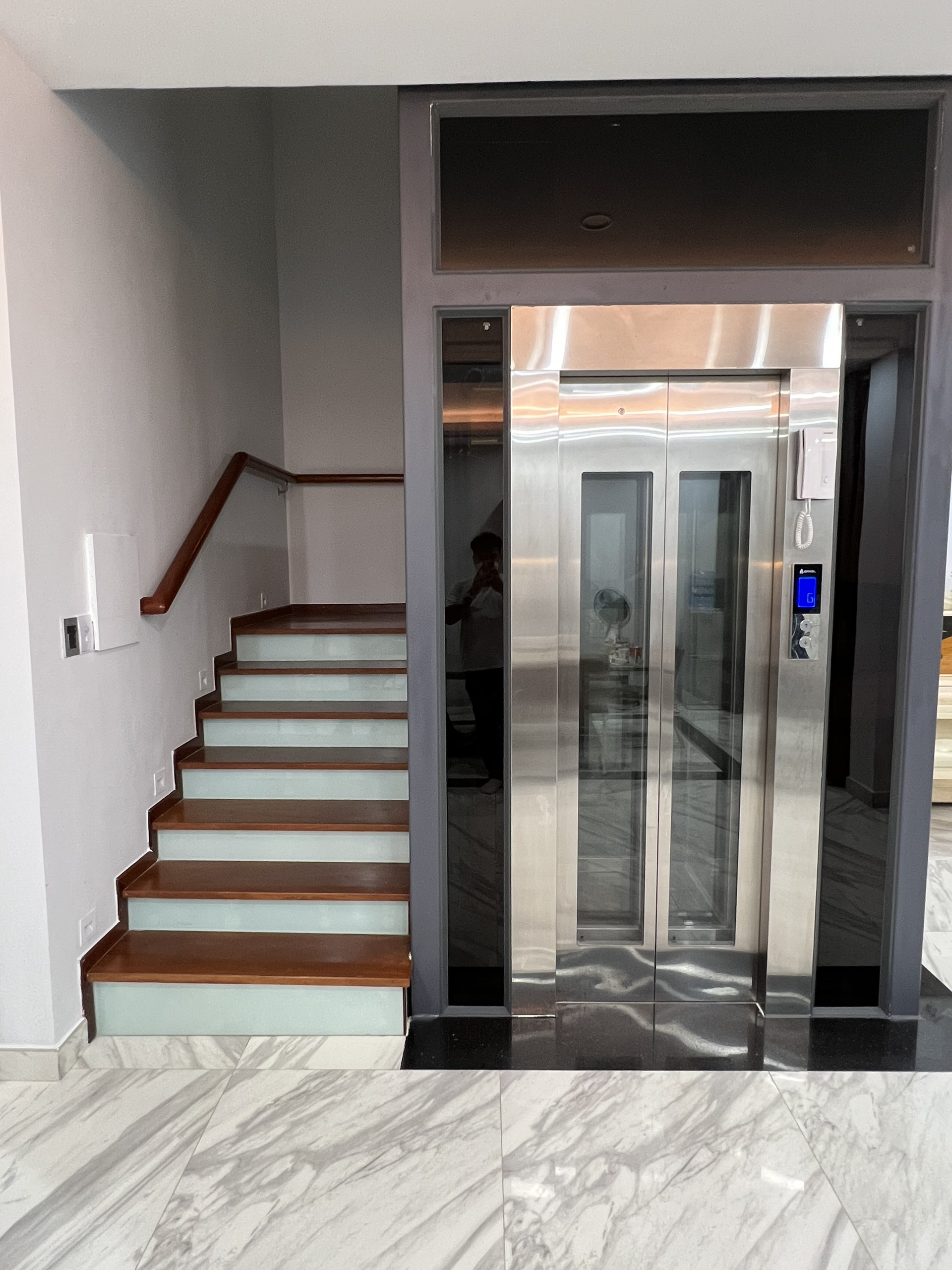 Cho thuê nhà phố vườn Nam Thông- Phú Mỹ Hưng. Diện tích: 8x18m, hầm, trệt, 2 lầu, 4 phòng ngủ. Nhà mới xây, nội thất đầy đủ, thang máy. Hướng Đông Nam, giá chỉ: 40 triêu/ tháng. Quý khách xem nhà liên hệ: hotline Ngọc Thư - 2746