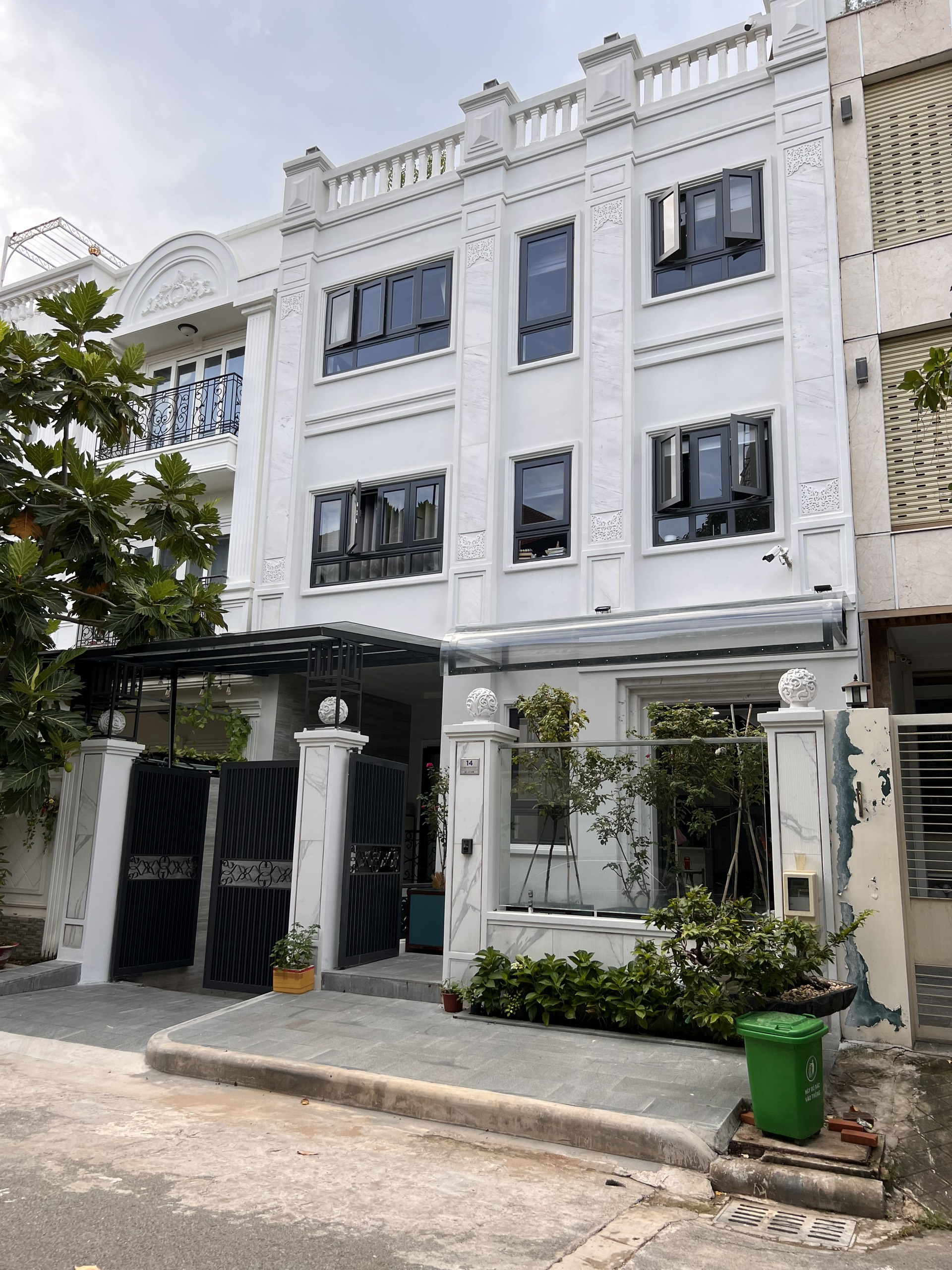 Cho thuê nhà phố vườn Nam Thông- Phú Mỹ Hưng. Diện tích: 8x18m, hầm, trệt, 2 lầu, 4 phòng ngủ. Nhà mới xây, nội thất đầy đủ, thang máy. Hướng Đông Nam, giá chỉ: 40 triêu/ tháng. Quý khách xem nhà liên hệ: hotline Ngọc Thư