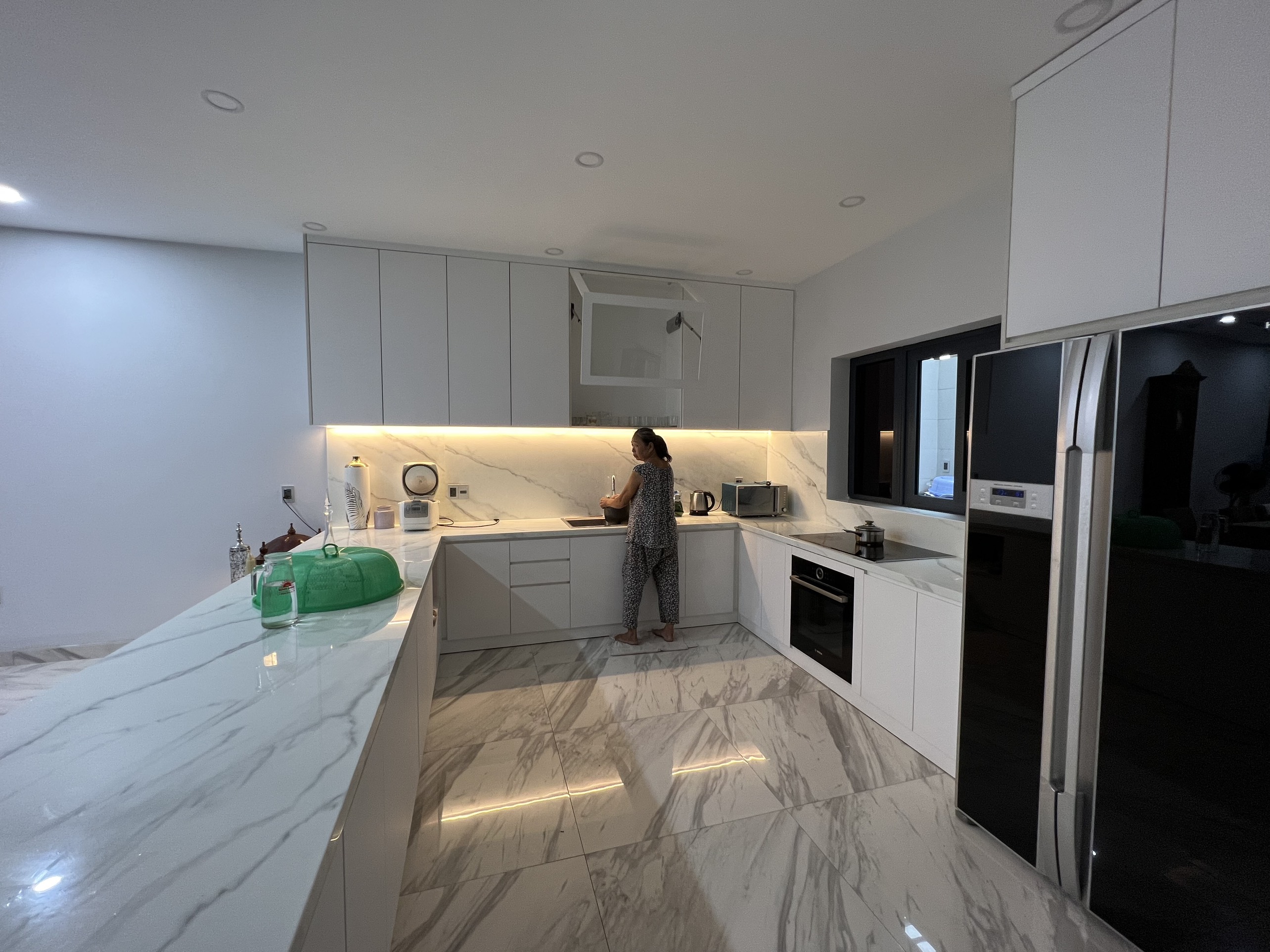 Cho thuê nhà phố vườn Nam Thông- Phú Mỹ Hưng. Diện tích: 8x18m, hầm, trệt, 2 lầu, 4 phòng ngủ. Nhà mới xây, nội thất đầy đủ, thang máy. Hướng Đông Nam, giá chỉ: 40 triêu/ tháng. Quý khách xem nhà liên hệ: hotline Ngọc Thư - 2748