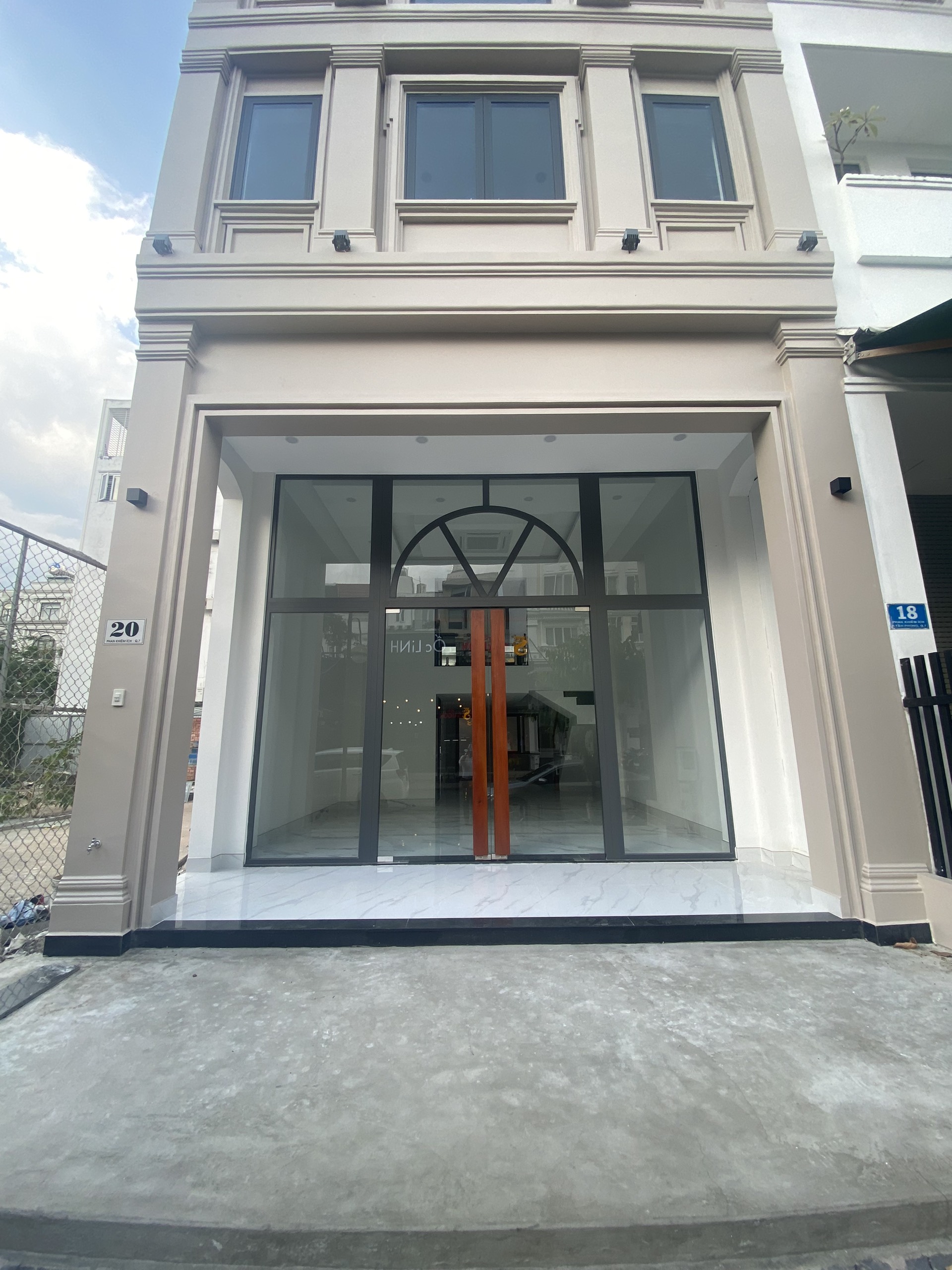 Cho thuê gấp nhà phố Hưng Gia 1 (mới 100%), Đường Phan Khiêm Ích, Phú Mỹ Hưng. Nhà có Thang Máy.  Liên hệ: hotline ( Thành Luân) - 2874