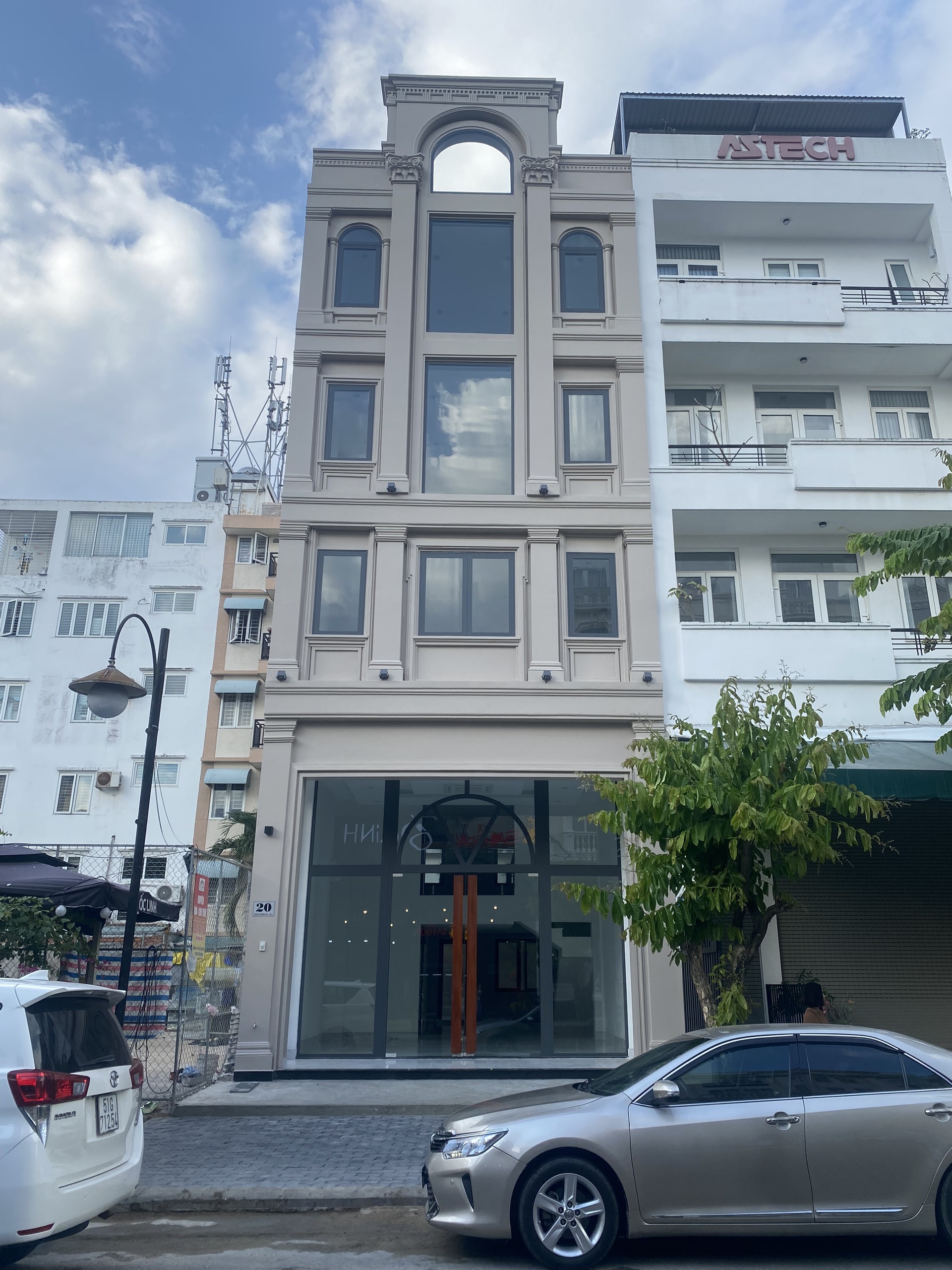 Cho thuê gấp nhà phố Hưng Gia 1 (mới 100%), Đường Phan Khiêm Ích, Phú Mỹ Hưng. Nhà có Thang Máy.  Liên hệ: hotline ( Thành Luân)