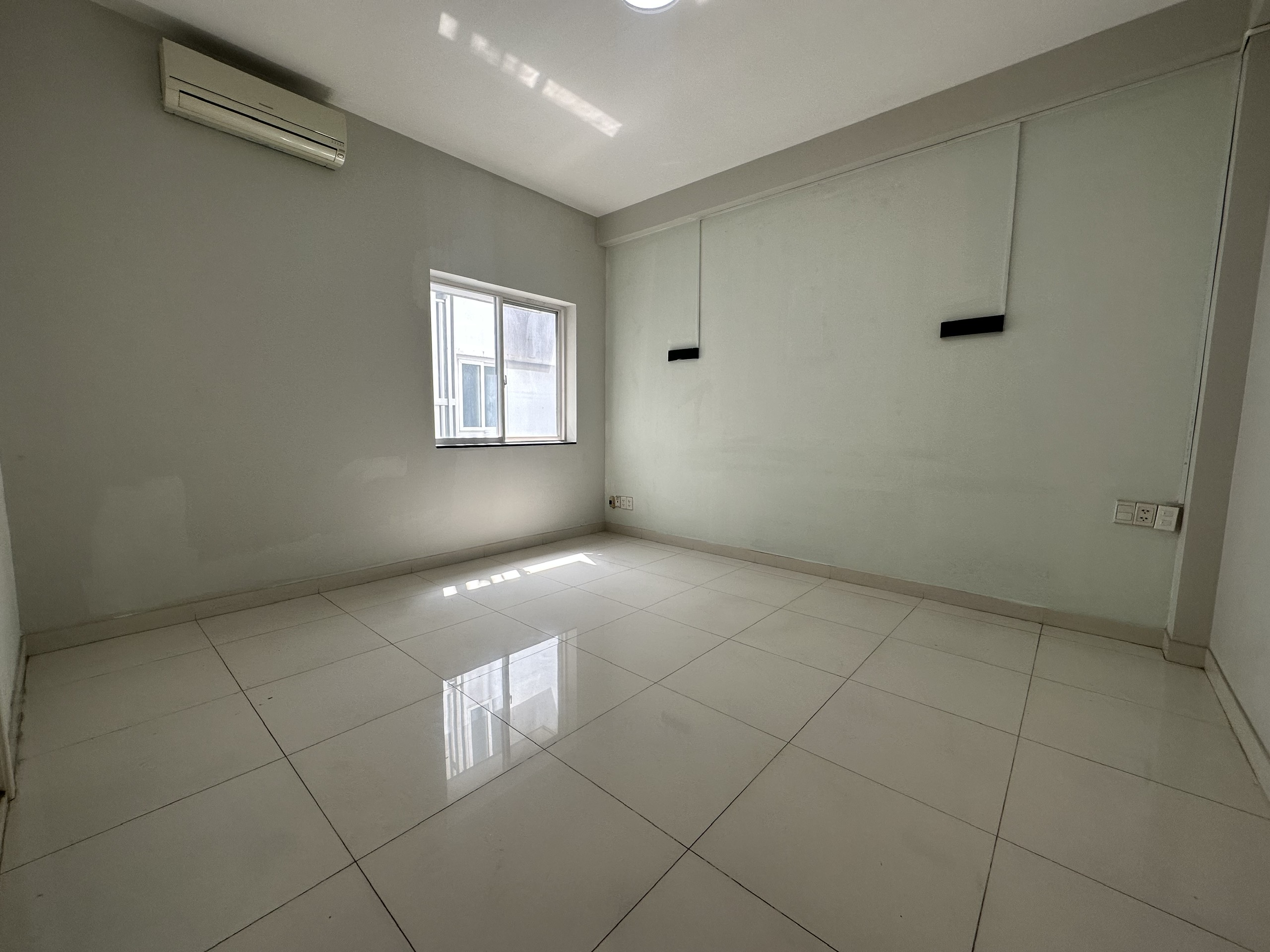 Chào mừng đến với nhà phố nội khu Hưng Gia 3. Nhà mới sơn sửa. Thích hợp làm văn phòng công ty hoặc ở.  Gọi em: hotline Thành Luân - 2888