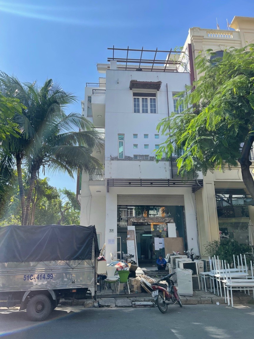 Cho thuê căn nhà phố góc Công Viên  Hưng Gia 4, Đường Phan Khiêm Ích (24m). Thích hợp làm Cafe, Nhà Hàng, Trường Học... Gọi em Thành Luân: hotline