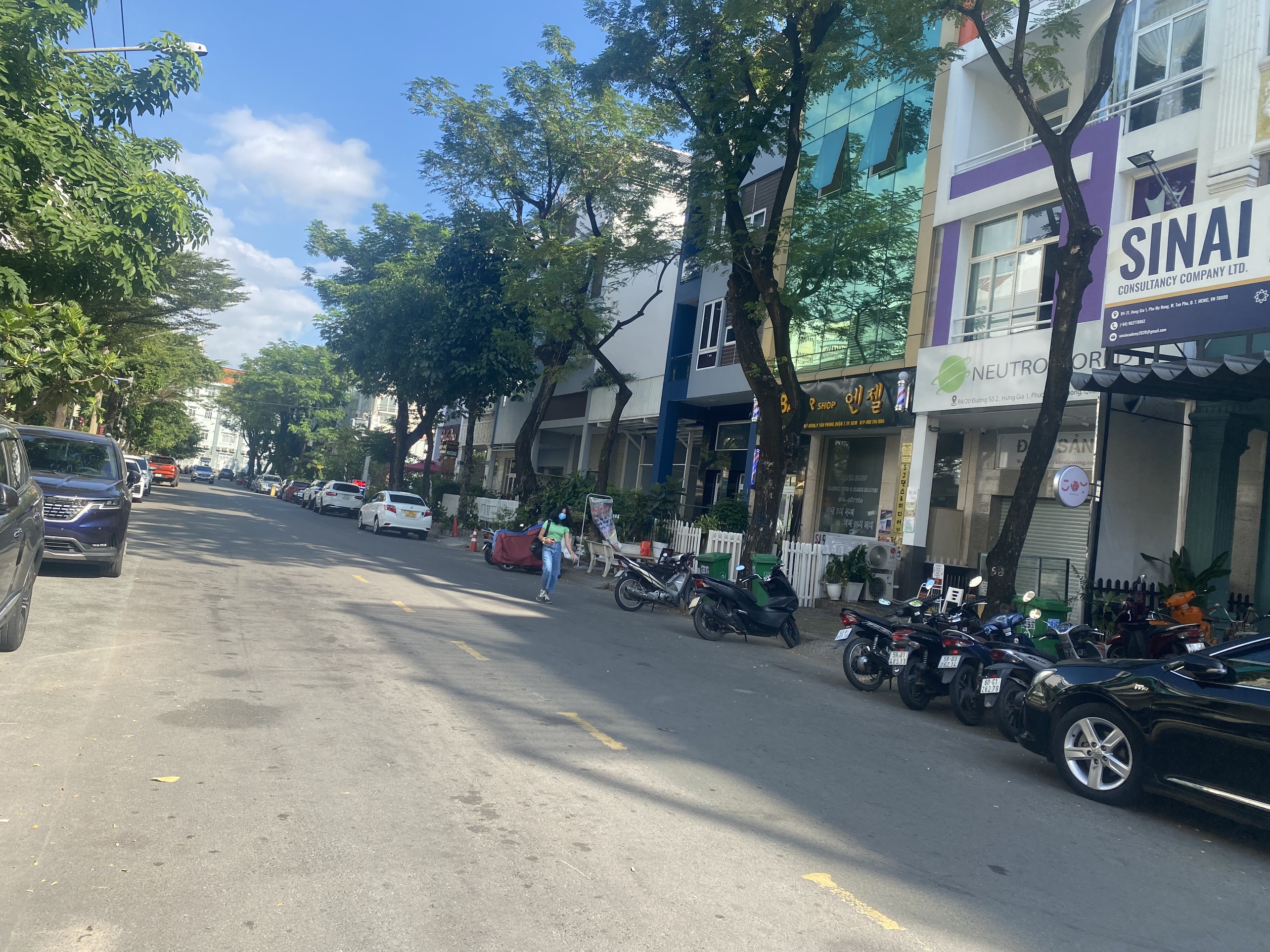 Cho thuê căn nhà phố góc Công Viên  Hưng Gia 4, Đường Phan Khiêm Ích (24m). Thích hợp làm Cafe, Nhà Hàng, Trường Học... Gọi em Thành Luân: hotline - 2904