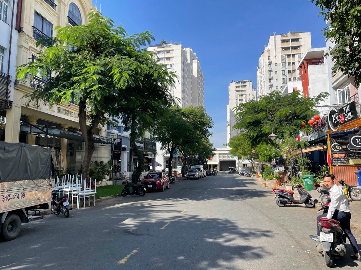 Cho thuê căn nhà phố góc Công Viên  Hưng Gia 4, Đường Phan Khiêm Ích (24m). Thích hợp làm Cafe, Nhà Hàng, Trường Học... Gọi em Thành Luân: hotline - 2903