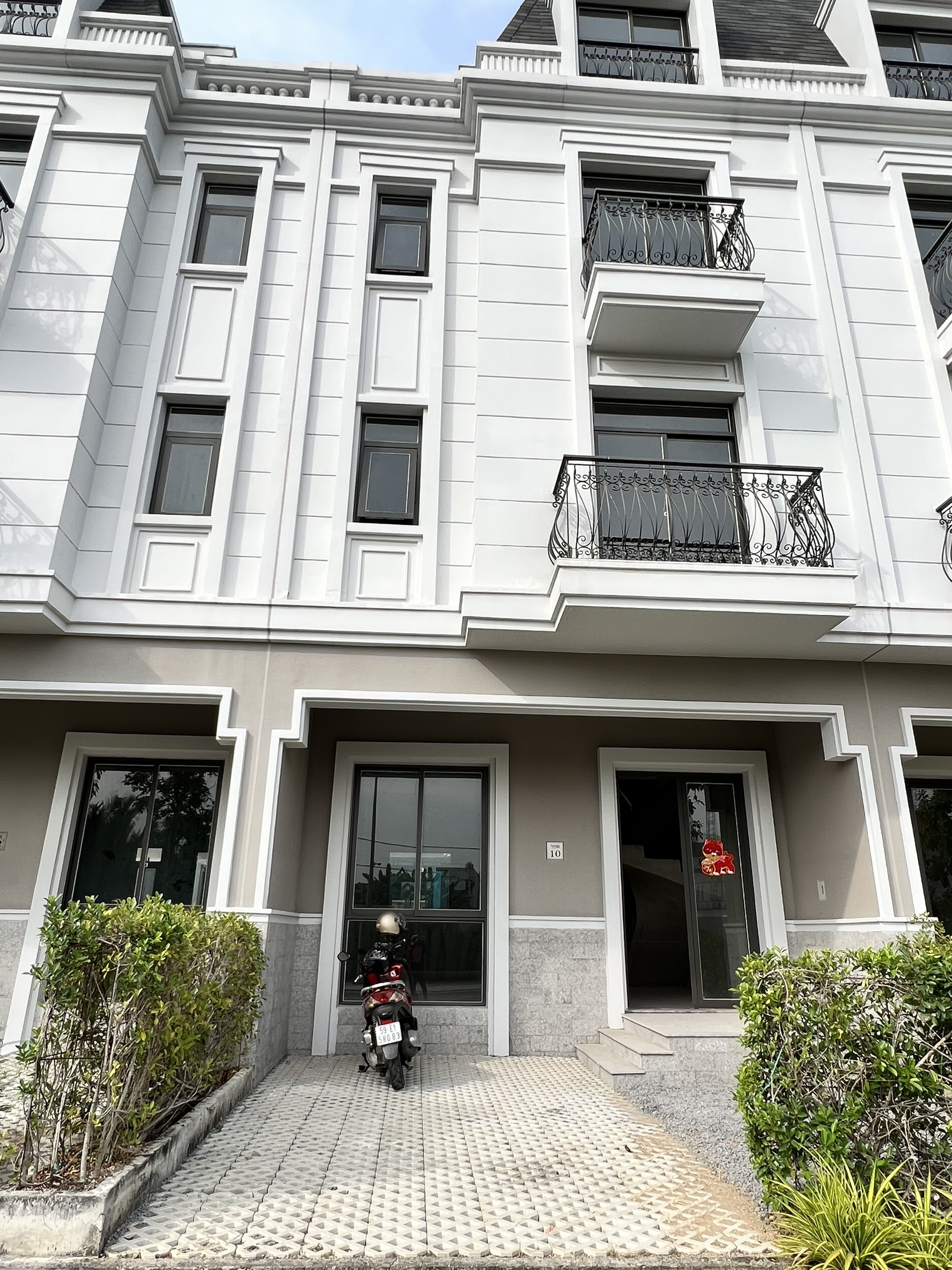 Kẹt tiền Cần bán nhà phố dự án Amelia Phú Mỹ Hưng, hướng Đông Nam, diện tích 11m, giá chỉ: 12,4 tỷ . Quý khách xem nhà liên hệ: hotline Ngọc Thư