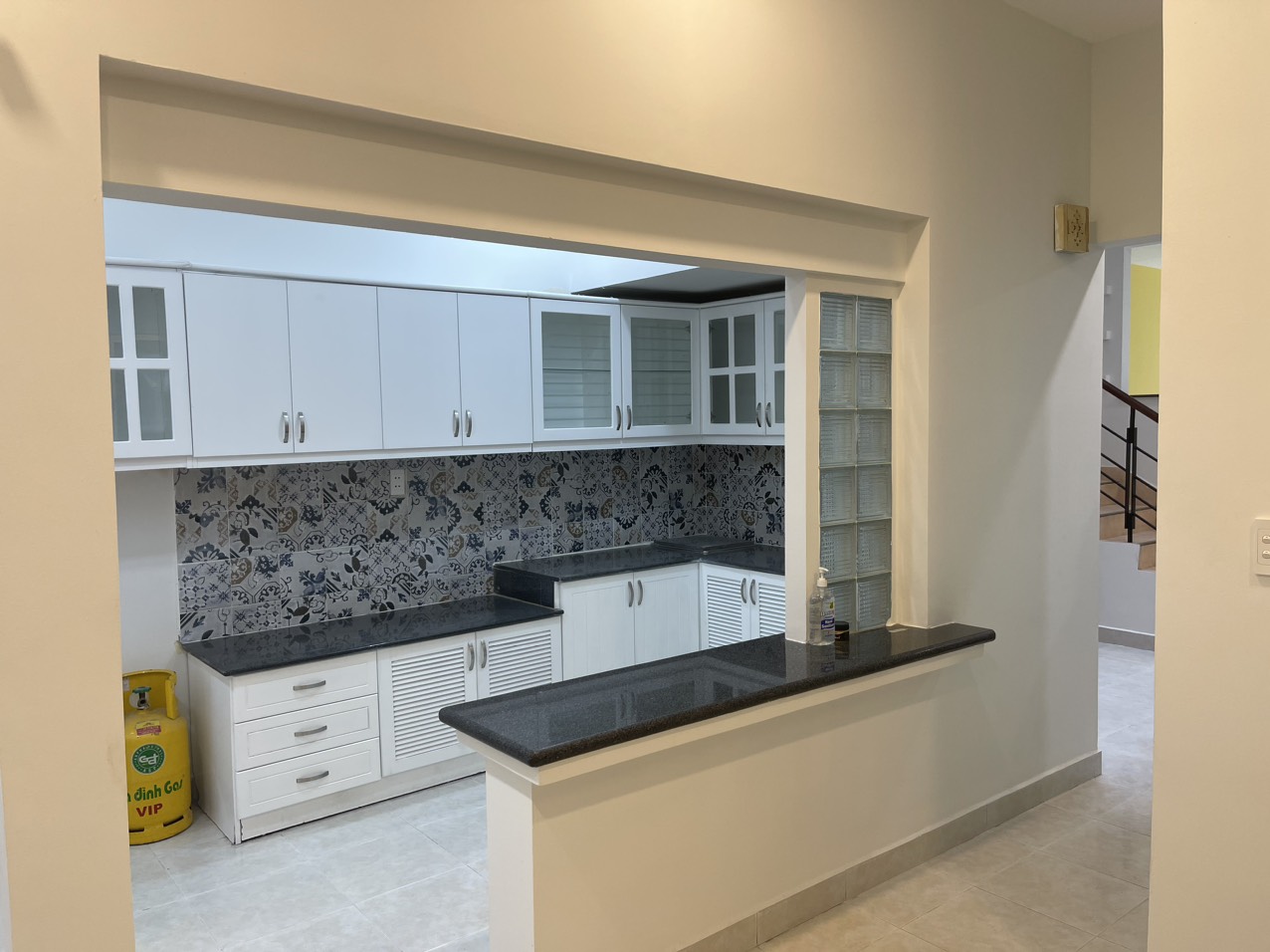Cho thuê nhà biệt thự song lập Mỹ Hưng, phú mỹ hưng, quận 7. Diện tích: 9x18m. Xây dưng:  trệt, 2 lầu. Có 4 phòng, nội thất cơ bản,  thích hợp làm văn phòng. Giá chỉ 46 triệu/ tháng. Xem nhà liên hệ: hotline Ngọc Thư - 2943