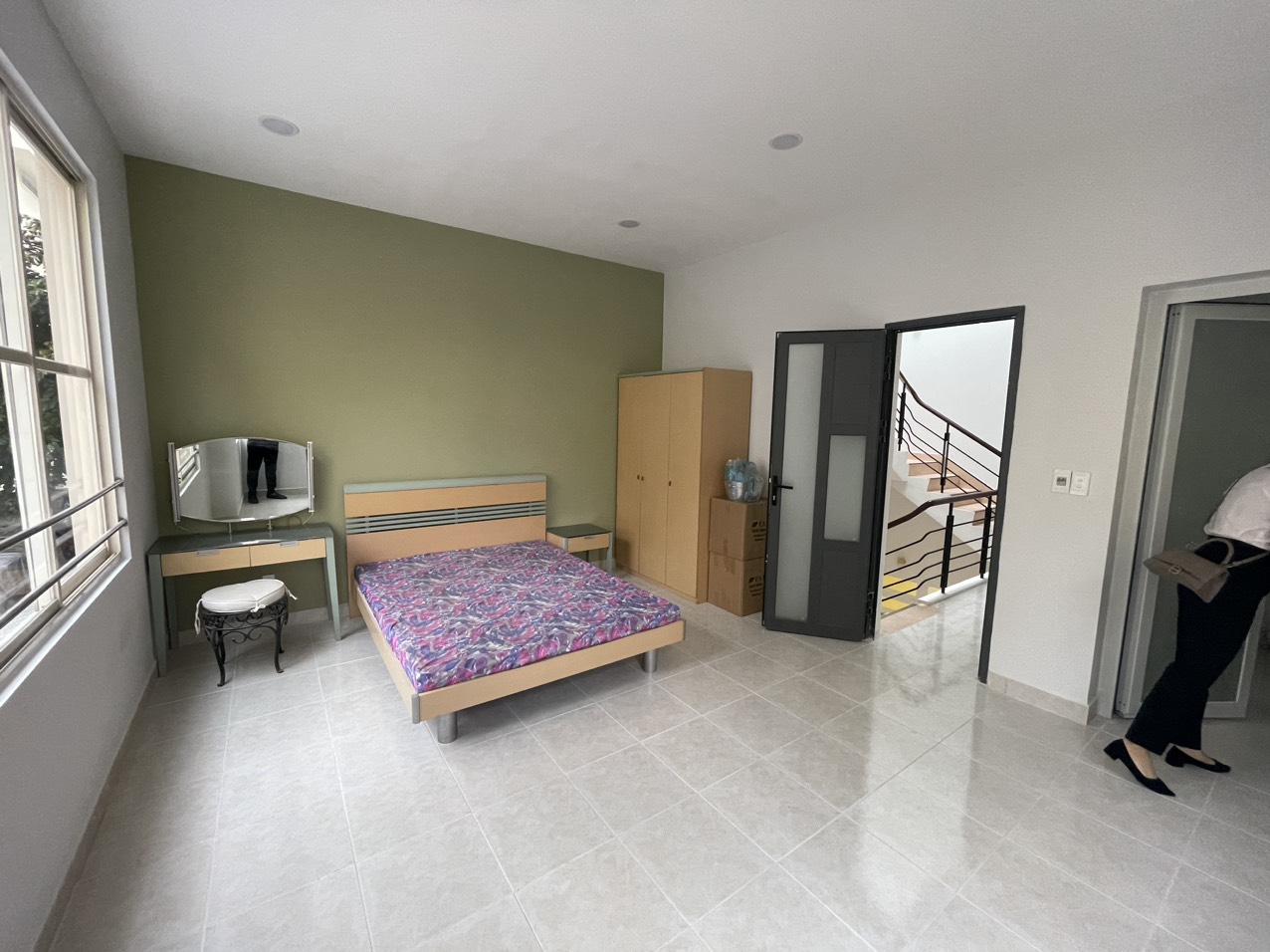Cho thuê nhà biệt thự song lập Mỹ Hưng, phú mỹ hưng, quận 7. Diện tích: 9x18m. Xây dưng:  trệt, 2 lầu. Có 4 phòng, nội thất cơ bản,  thích hợp làm văn phòng. Giá chỉ 46 triệu/ tháng. Xem nhà liên hệ: hotline Ngọc Thư - 2948