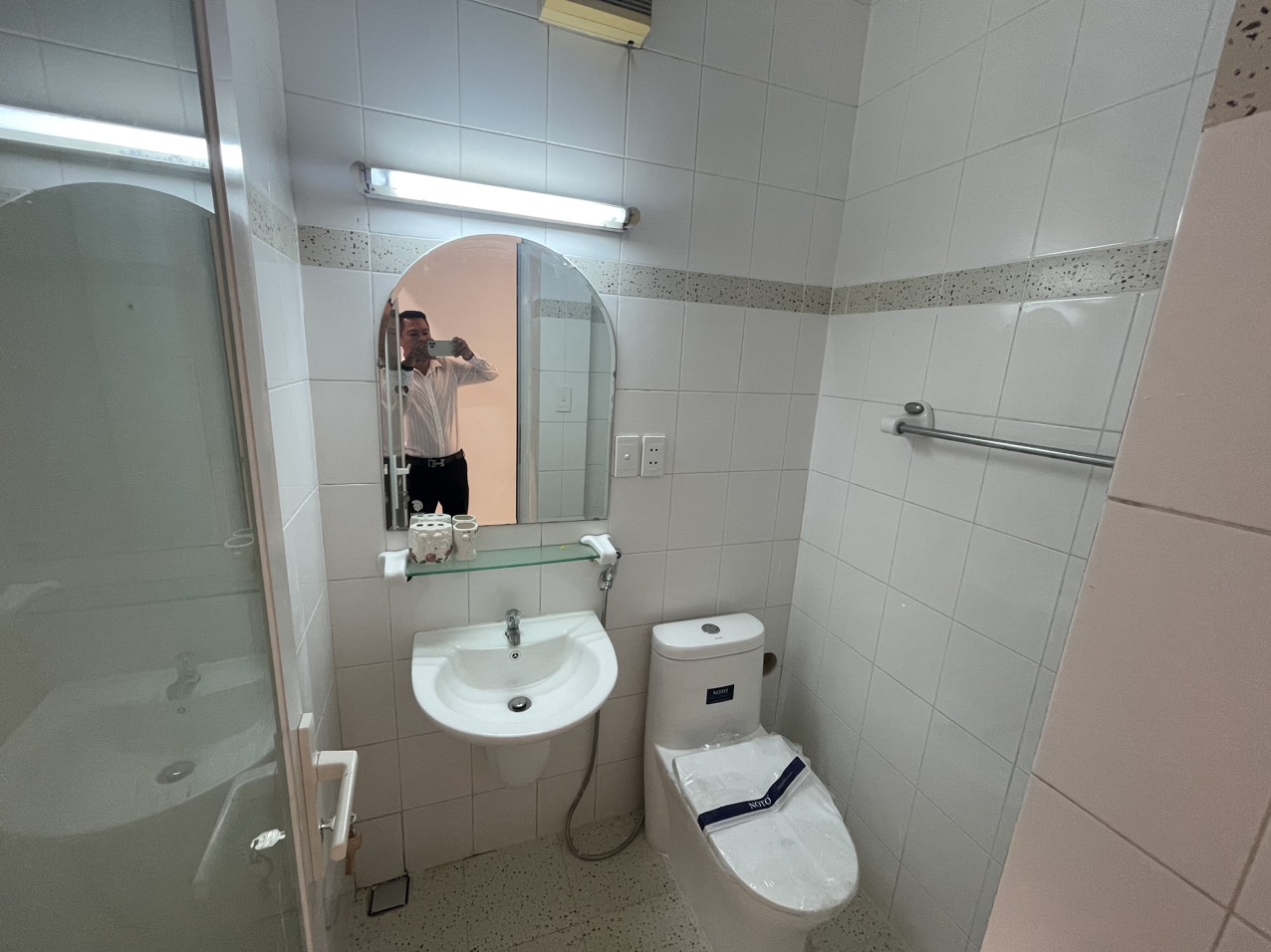 Cho thuê nhà biệt thự song lập Mỹ Hưng, phú mỹ hưng, quận 7. Diện tích: 9x18m. Xây dưng:  trệt, 2 lầu. Có 4 phòng, nội thất cơ bản,  thích hợp làm văn phòng. Giá chỉ 46 triệu/ tháng. Xem nhà liên hệ: hotline Ngọc Thư - 2947