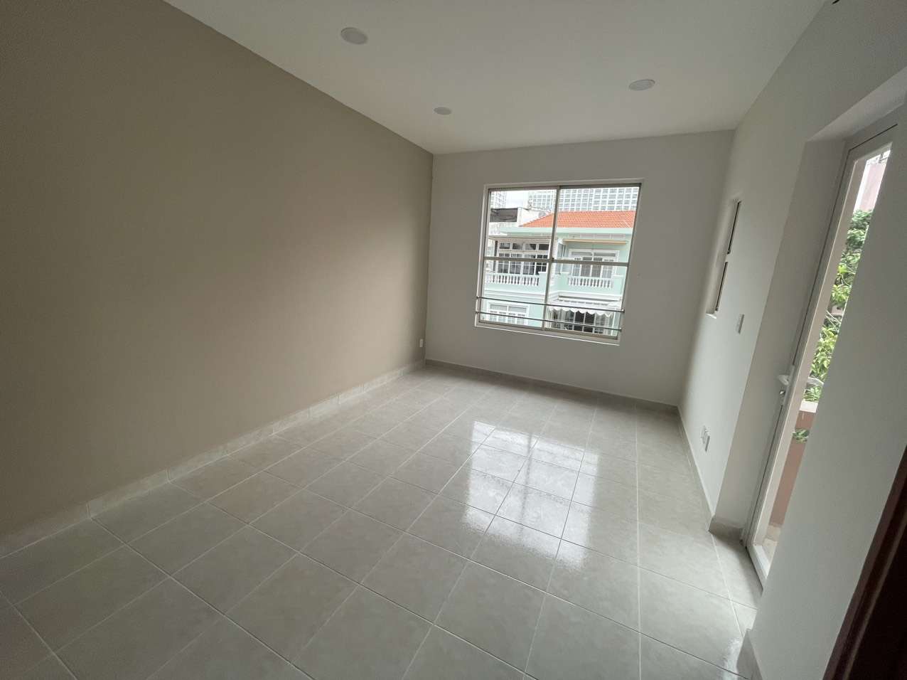 Cho thuê nhà biệt thự song lập Mỹ Hưng, phú mỹ hưng, quận 7. Diện tích: 9x18m. Xây dưng:  trệt, 2 lầu. Có 4 phòng, nội thất cơ bản,  thích hợp làm văn phòng. Giá chỉ 46 triệu/ tháng. Xem nhà liên hệ: hotline Ngọc Thư - 2946