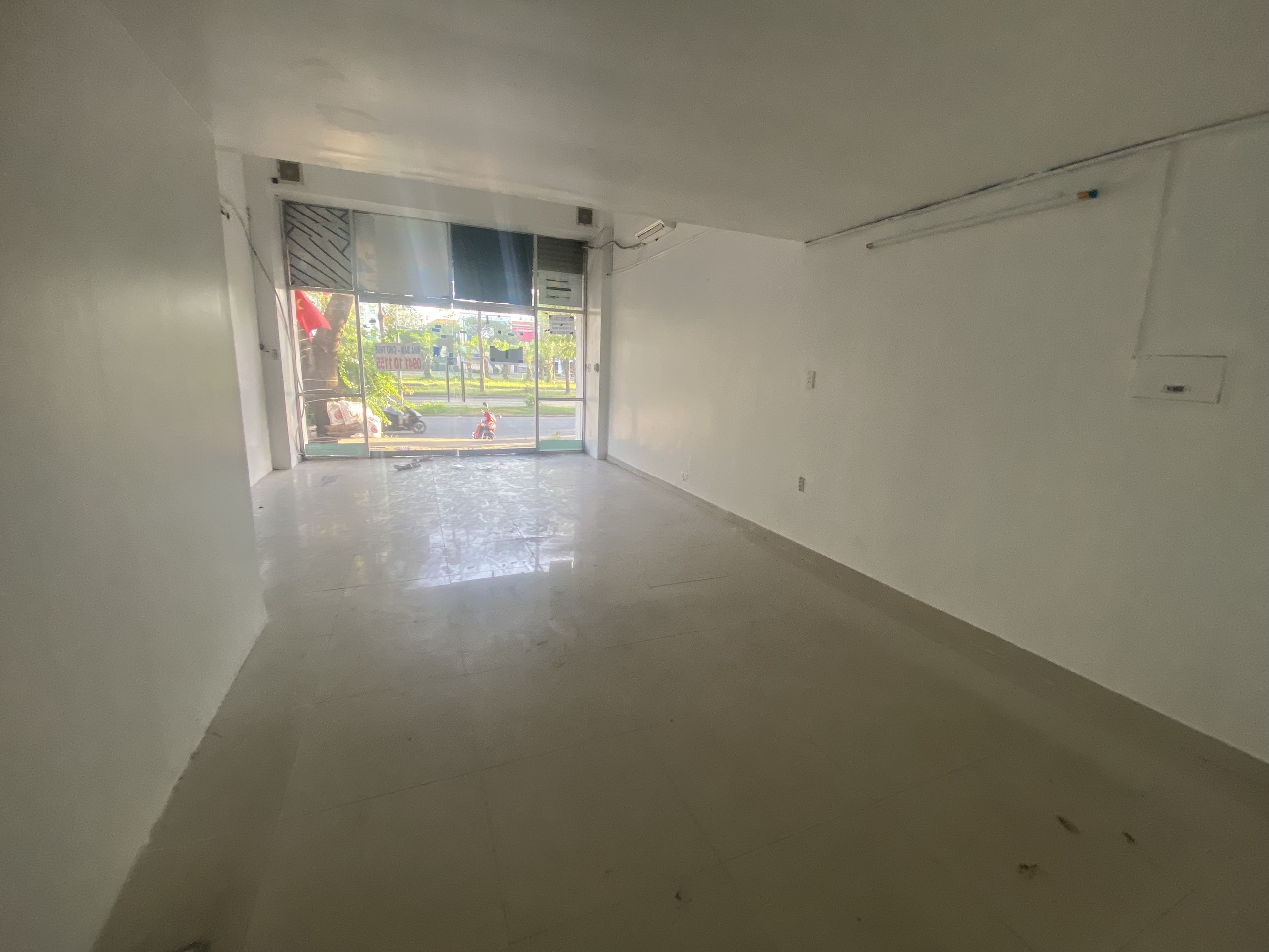 Cho thuê shophouse Hưng Vượng 1 mặt tiền đường Nguyễn Văn Linh. Giá 28tr/ tháng. Gọi em Thành Luân: hotline - 2951