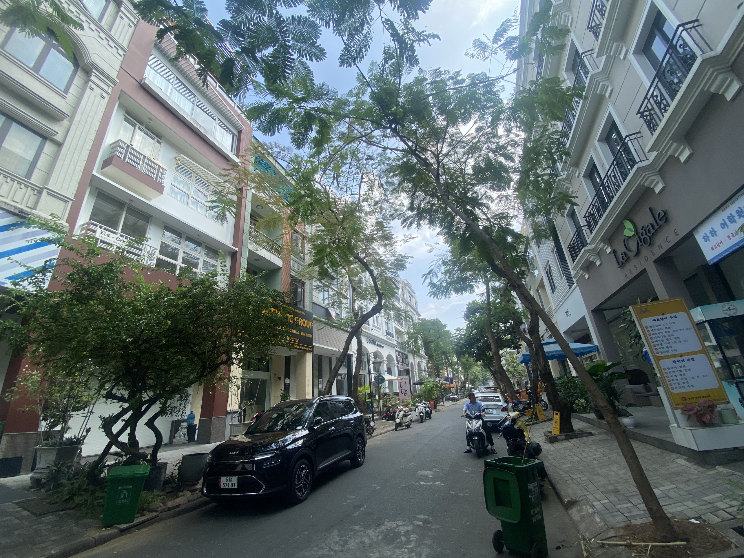Cho thuê nhà phố kinh doanh Hưng Gia Phú Mỹ Hưng. Diện tích 6x18,5m. Trệt, lửng, 3 lầu. Nhà trống tiện thiết kế theo ý khách thuê. Đường nội khu giá rẻ nhất thị trường chỉ 40 triệu. Quý khách xem nhà liên hệ: hotline Ngọc Thư