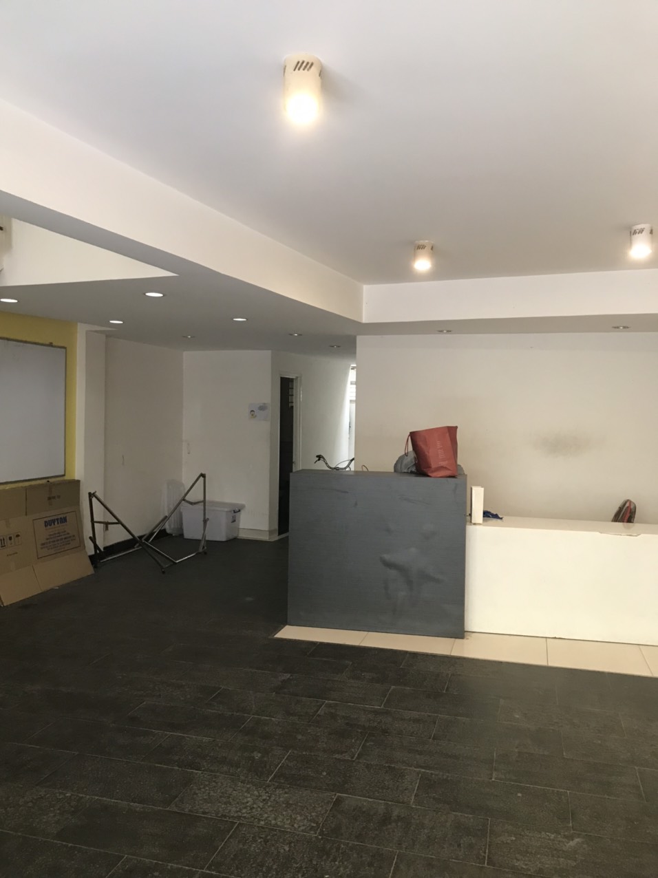 Cho thuê nhà phố kinh doanh Hưng Gia Phú Mỹ Hưng. Diện tích 6x18,5m. Trệt, lửng, 3 lầu. Nhà trống tiện thiết kế theo ý khách thuê. Đường nội khu giá rẻ nhất thị trường chỉ 40 triệu. Quý khách xem nhà liên hệ: hotline Ngọc Thư - 2982