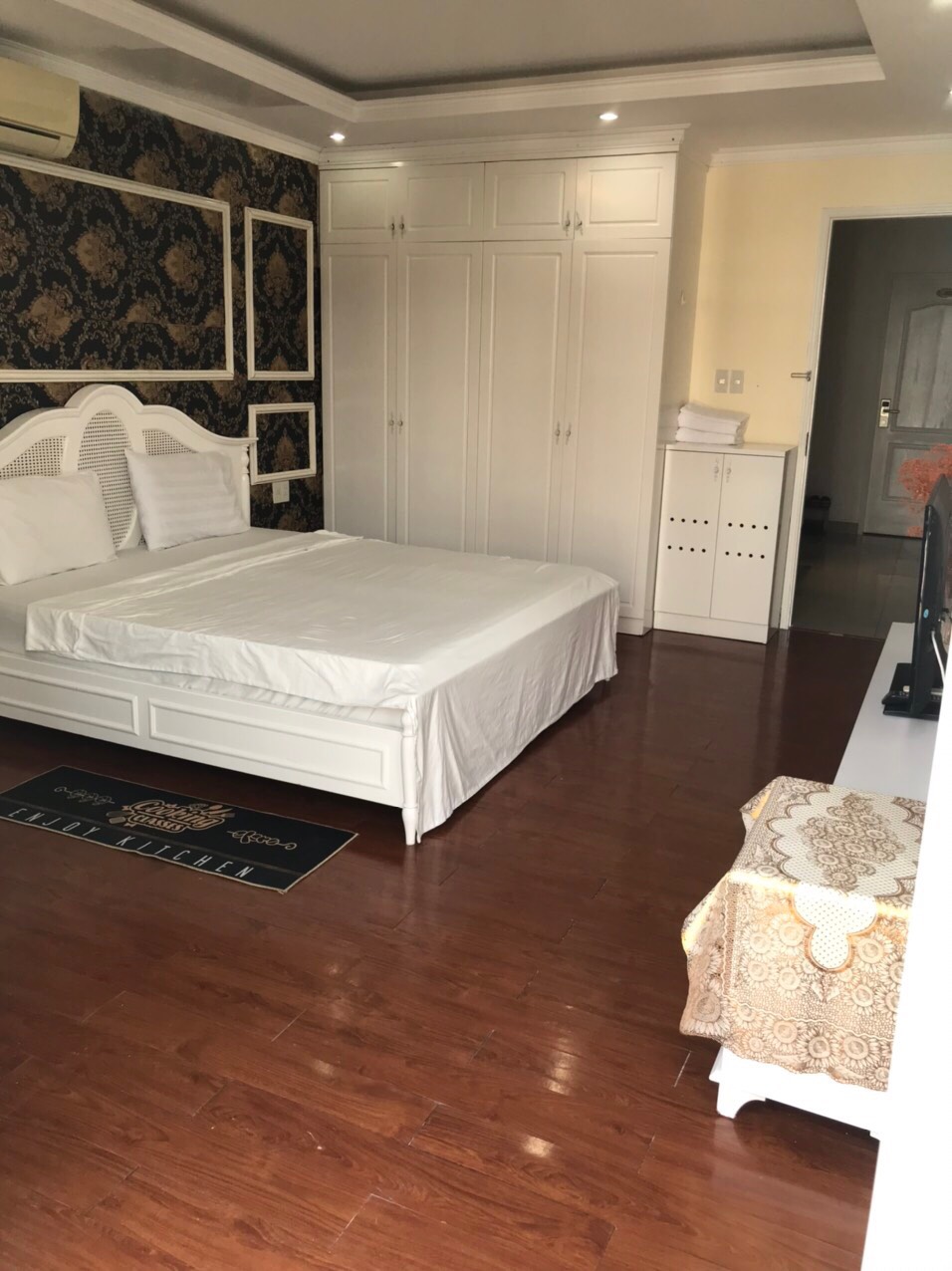 Cho thuê căn hộ dịch vụ khu Hưng Gia Hưng Phước. Có 18 phòng. Giá 5000$. LH: hotline Em Thành Luân - 3084
