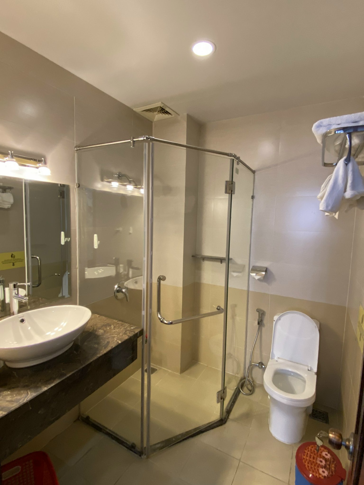 Cần bán Căn Hộ Dịch Vụ Hưng Gia đường lớn, nhà có hầm và thang máy. Liên hệ: hotline Em Thành Luân - 3177