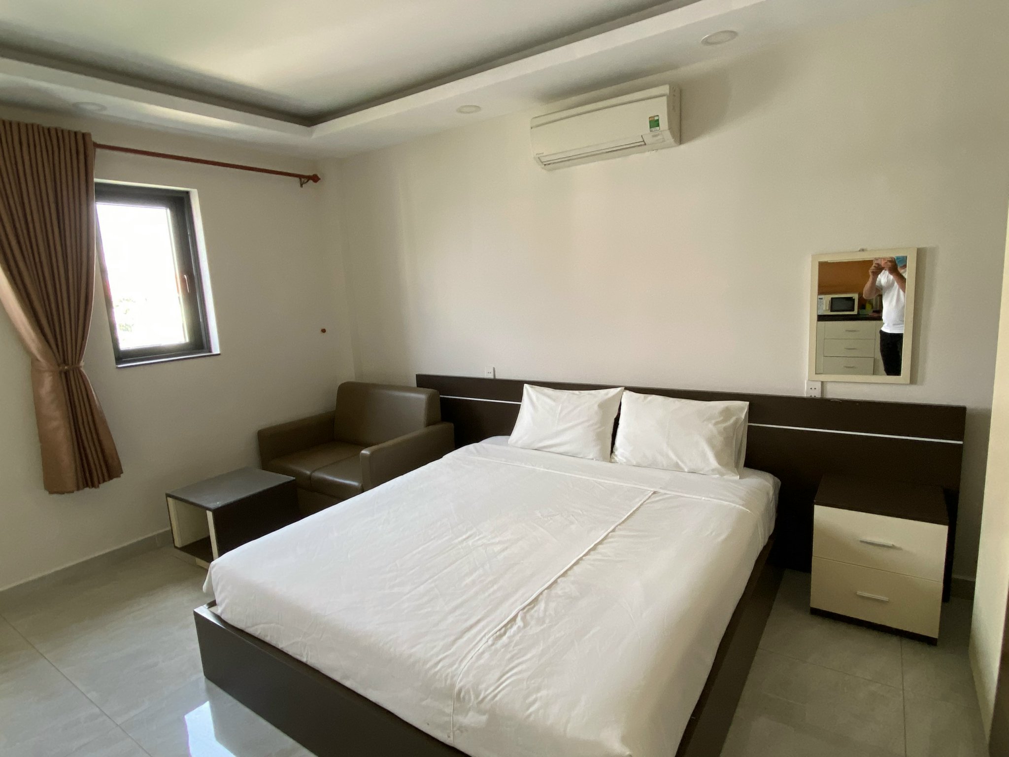 Cần bán Căn Hộ Dịch Vụ Hưng Gia đường lớn, nhà có hầm và thang máy. Liên hệ: hotline Em Thành Luân - 3173
