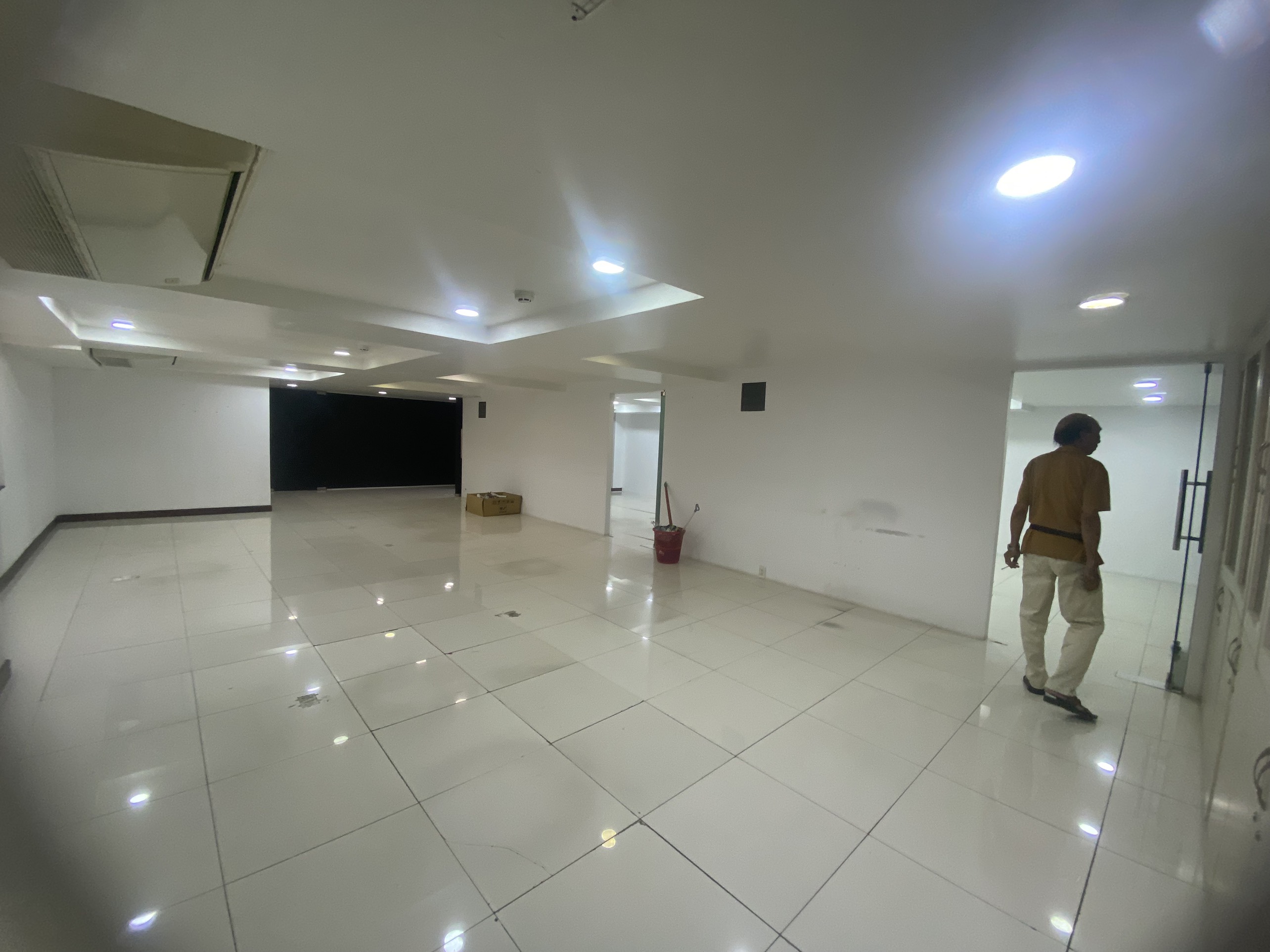 Cho thuê mặt bằng căn góc đường nội khu và Bùi Bằng Đoàn.  Tổng diện tích 350m2, trống, Full sàn. Có hầm đỗ xe. Tiện làm văn phòng, Showroom thời trang... Liên Hệ: hotline Em Thành Luân