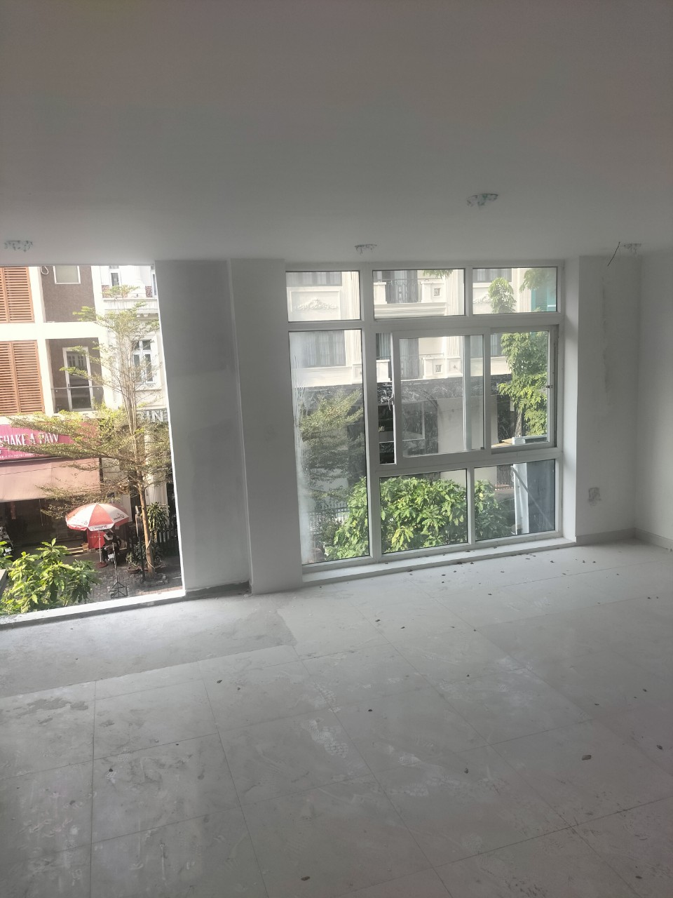 Cho thuê mặt bằng nhà phố  Hưng Gia 1 , Phú Mỹ Hưng DT:111m2, 1 trệt,lững ,2 lầu, nhà thô tiện Deco theo yêu cầu kinh doanh. Giá 2.200$ ,Vui lòng LH: hotline6 /Zalo/Viber - 3192