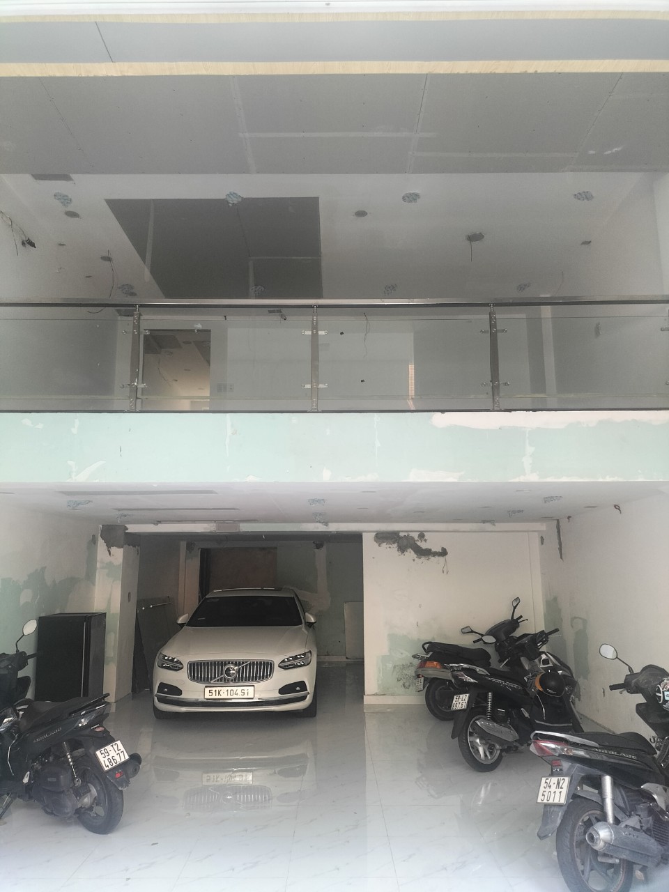 Cho thuê mặt bằng nhà phố  Hưng Gia 1 , Phú Mỹ Hưng DT:111m2, 1 trệt,lững ,2 lầu, nhà thô tiện Deco theo yêu cầu kinh doanh. Giá 2.200$ ,Vui lòng LH: hotline6 /Zalo/Viber - 3191