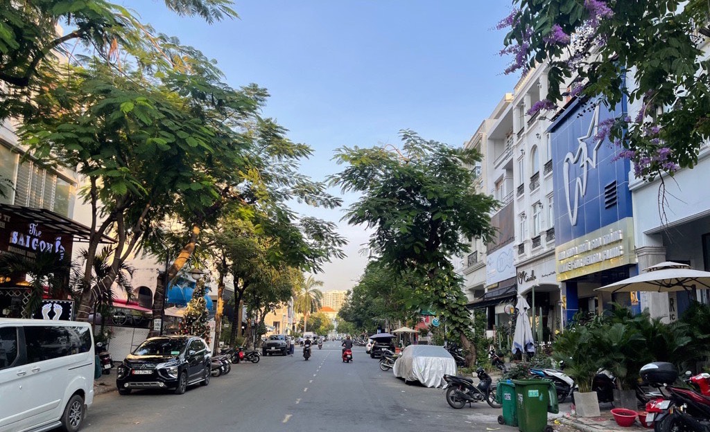 Nhà phố đường Lê Văn Thêm hướng Nam cần bán. Cạnh lối ra cổng Sky garden 2. Quý Anh Chị liên hệ: hotline Em Thành Luân - 3203