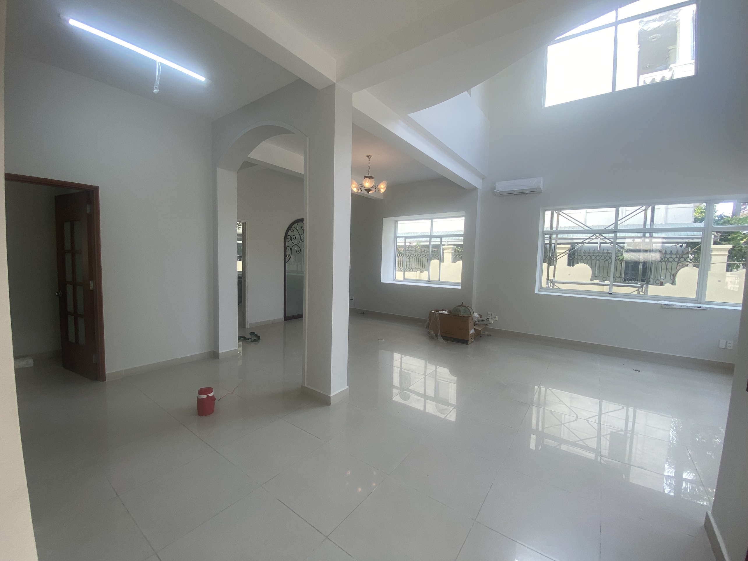 cho thuê Biệt thự Đơn Lập Mỹ Kim 1 khu cảnh đồi.-Diện tích: 18,5x17=314m2.-Trệt 2 lầu, 5 phòng ngủ.-Nhà trống có máy lạnh sẵn.-Có Gara xe và 2 bên có khoảng trống để đỗ xe.Giá chào thuê 58tr thương lượng. Vui Lòng LH: HOÀNG CƯỜNG - 3234