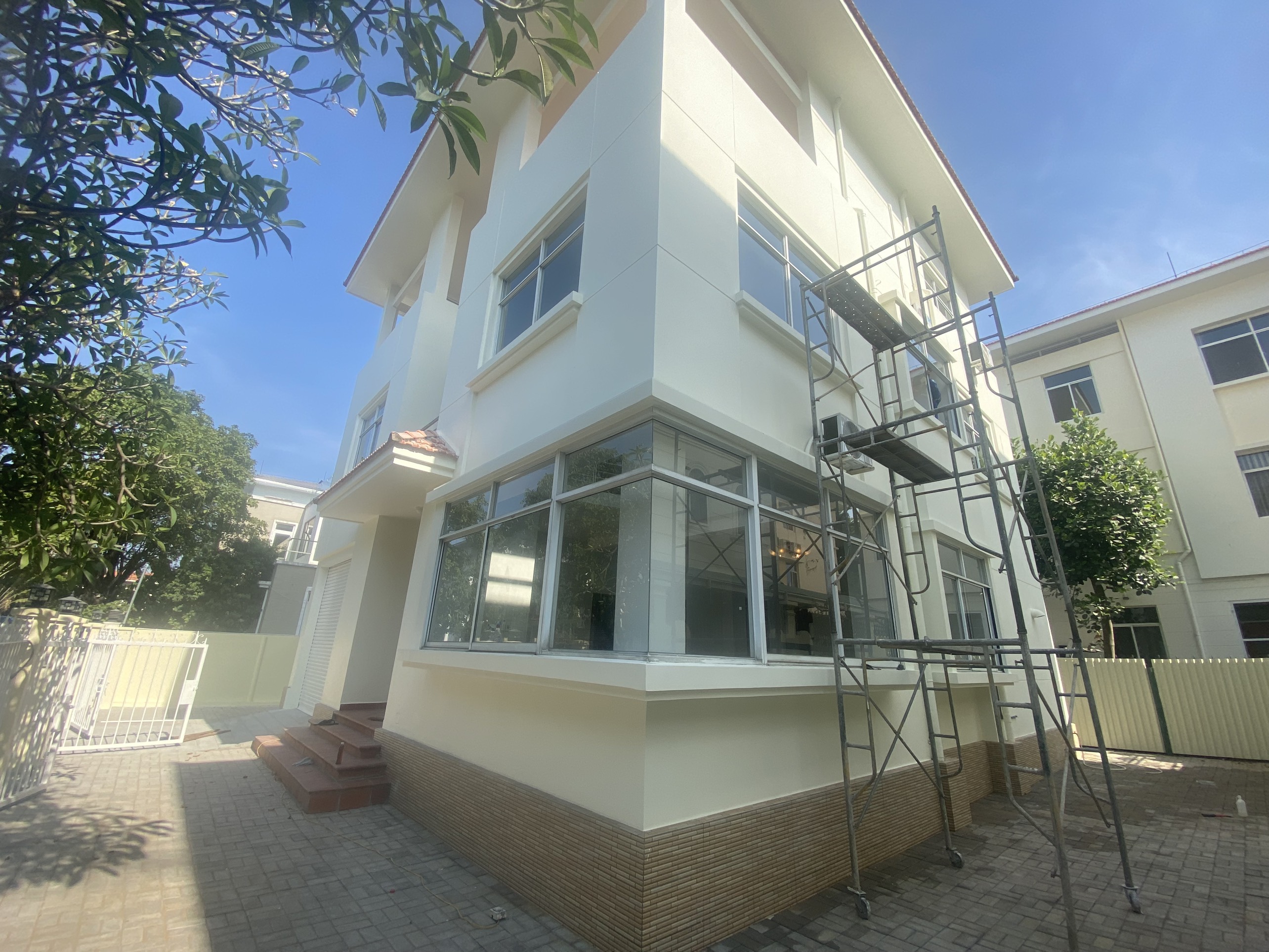 cho thuê Biệt thự Đơn Lập Mỹ Kim 1 khu cảnh đồi.-Diện tích: 18,5x17=314m2.-Trệt 2 lầu, 5 phòng ngủ.-Nhà trống có máy lạnh sẵn.-Có Gara xe và 2 bên có khoảng trống để đỗ xe.Giá chào thuê 58tr thương lượng. Vui Lòng LH: HOÀNG CƯỜNG - 3233