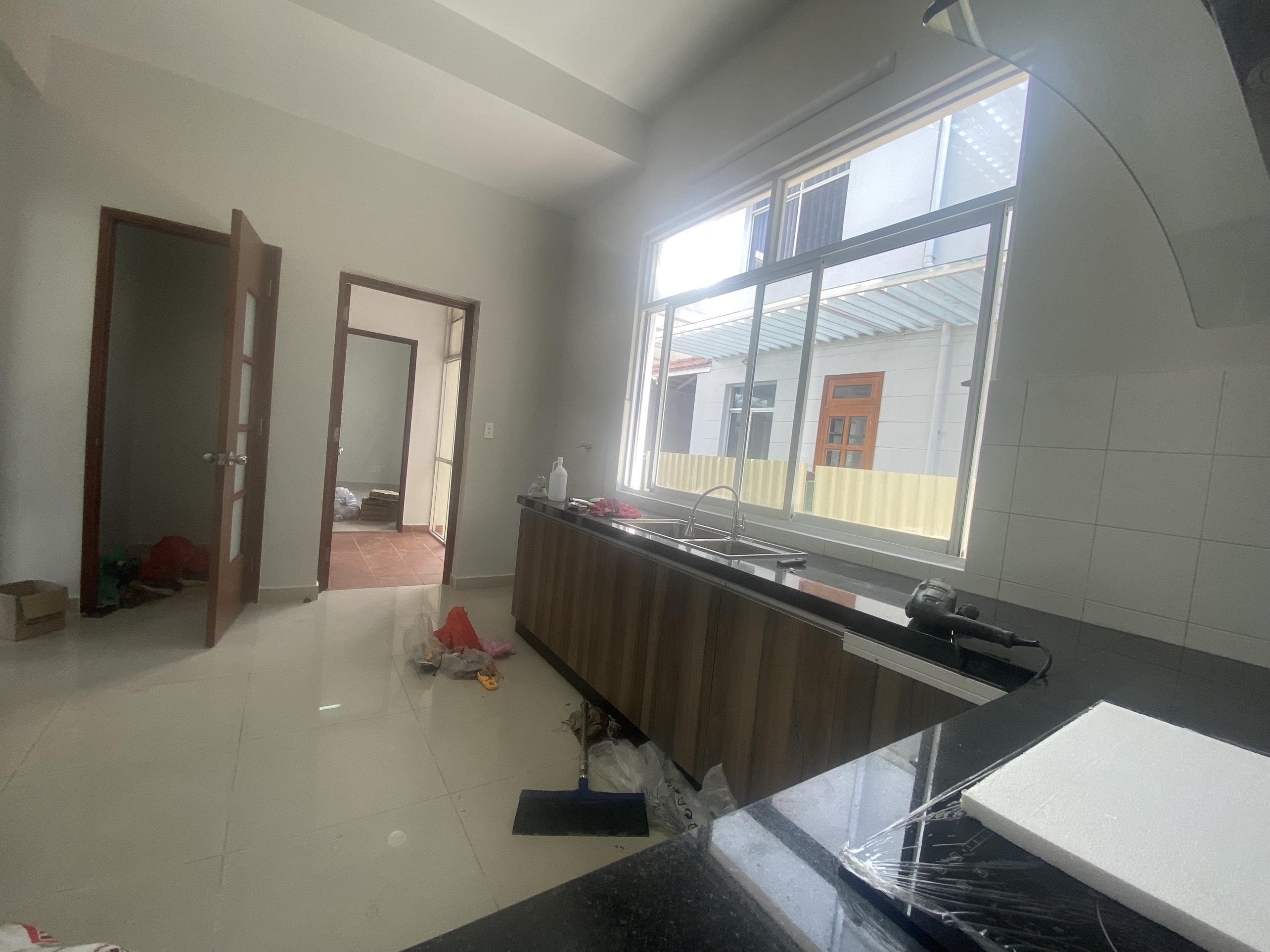 cho thuê Biệt thự Đơn Lập Mỹ Kim 1 khu cảnh đồi.-Diện tích: 18,5x17=314m2.-Trệt 2 lầu, 5 phòng ngủ.-Nhà trống có máy lạnh sẵn.-Có Gara xe và 2 bên có khoảng trống để đỗ xe.Giá chào thuê 58tr thương lượng. Vui Lòng LH: HOÀNG CƯỜNG - 3236