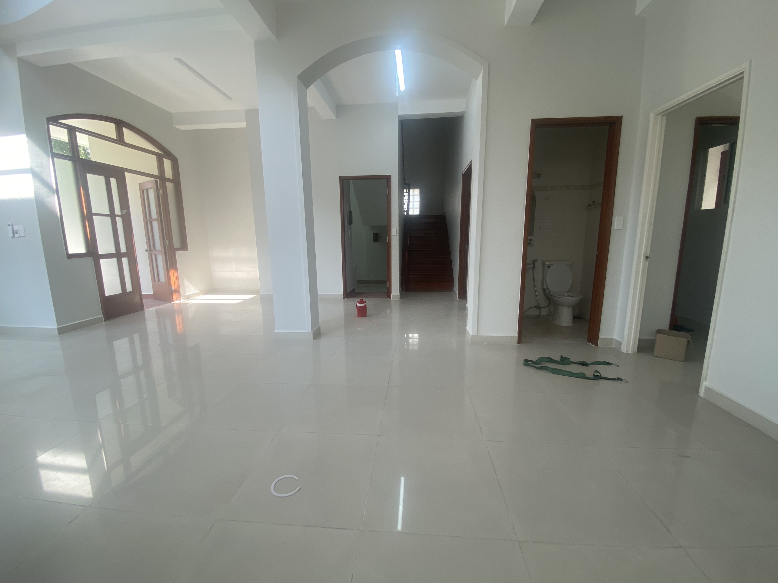 cho thuê Biệt thự Đơn Lập Mỹ Kim 1 khu cảnh đồi.-Diện tích: 18,5x17=314m2.-Trệt 2 lầu, 5 phòng ngủ.-Nhà trống có máy lạnh sẵn.-Có Gara xe và 2 bên có khoảng trống để đỗ xe.Giá chào thuê 58tr thương lượng. Vui Lòng LH: HOÀNG CƯỜNG - 3235