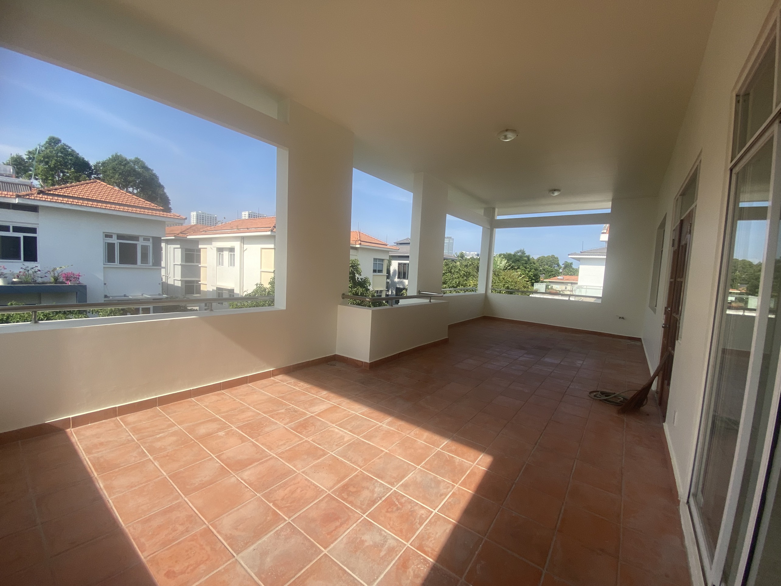 cho thuê Biệt thự Đơn Lập Mỹ Kim 1 khu cảnh đồi.-Diện tích: 18,5x17=314m2.-Trệt 2 lầu, 5 phòng ngủ.-Nhà trống có máy lạnh sẵn.-Có Gara xe và 2 bên có khoảng trống để đỗ xe.Giá chào thuê 58tr thương lượng. Vui Lòng LH: HOÀNG CƯỜNG - 3237