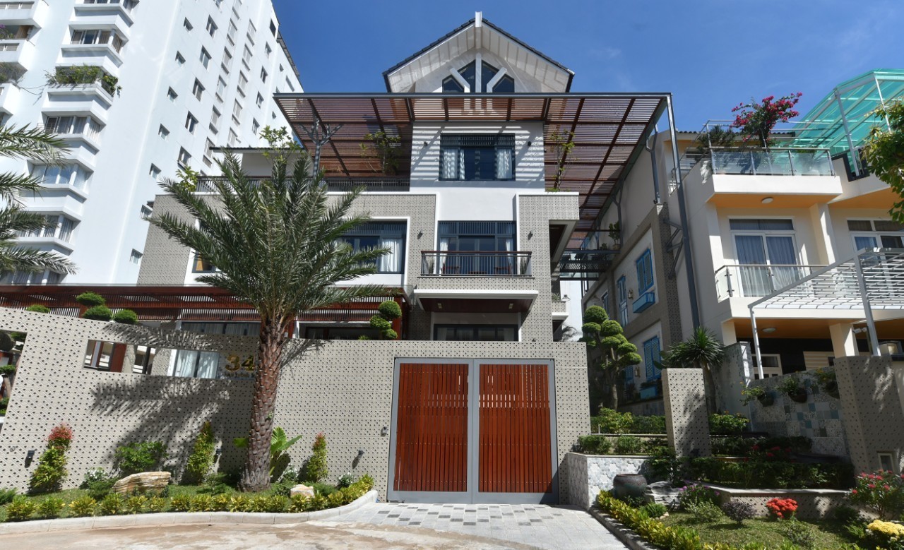 Bán biệt thự 3 lầu khu Nam Thông Phú Mỹ Hưng, Quận 7, DT 20x23m giá bán: 125tỷ còn thương lượng. Liên hệ: hotline Em Thành Luân