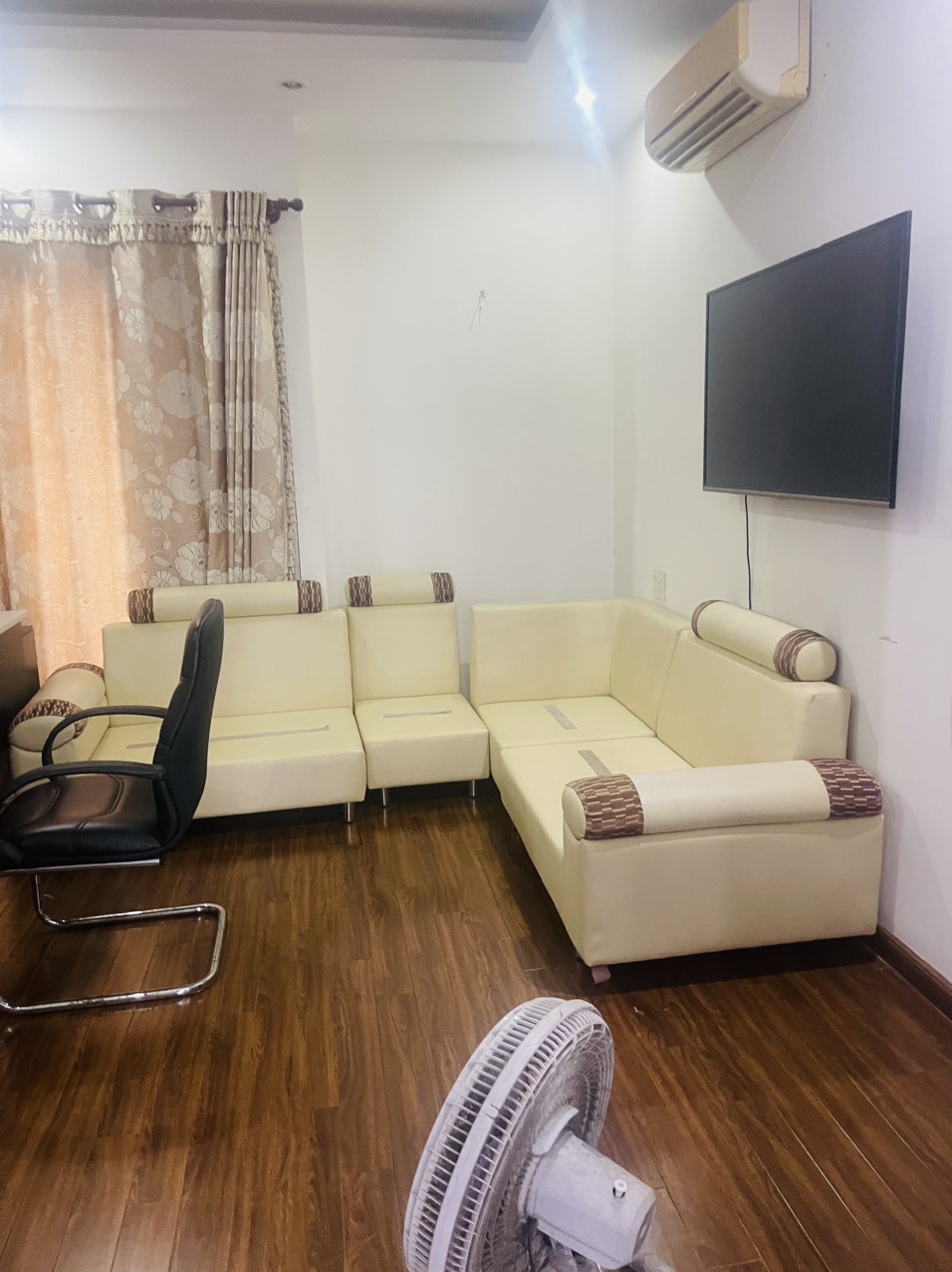 Cho thuê nhà nguyên căn đường Cao Triều Phát. Đường thông đẹp nhất khu Hưng Gia Hưng Phước. Hướng Nam. Cho thuê nghành nghề sạch sẽ. Liên hệ: hotline Em Thành Luân - 3289