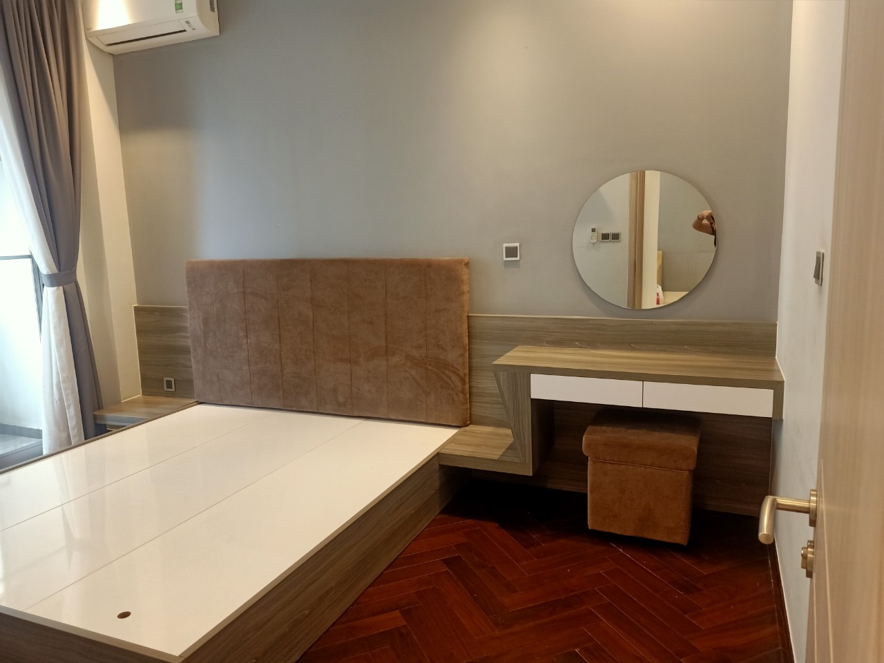 Cần bán căn hộ Mitdown The Symphony Phú Mỹ Hưng. Diện tích: 91m, 2 phòng ngủ, có ô đậu xe dưới hầm, view nội khu, hướng Đông Nam mát mẻ. Nhà đang trống , giá chỉ 6,8 tỷ. Quý khách xem nhà liên hệ: hotline Ngọc Thư ( zalo, viber ) - 3298